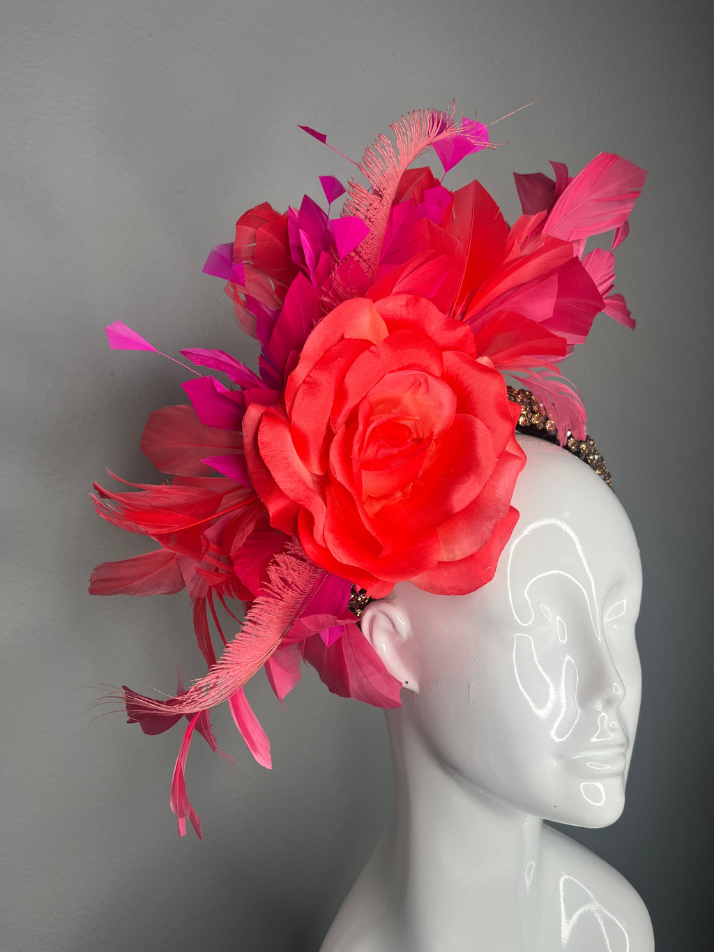 Tropischer Sonnenuntergang Coral Rose Fuchsia Rosa und Coral Feder Fascinator