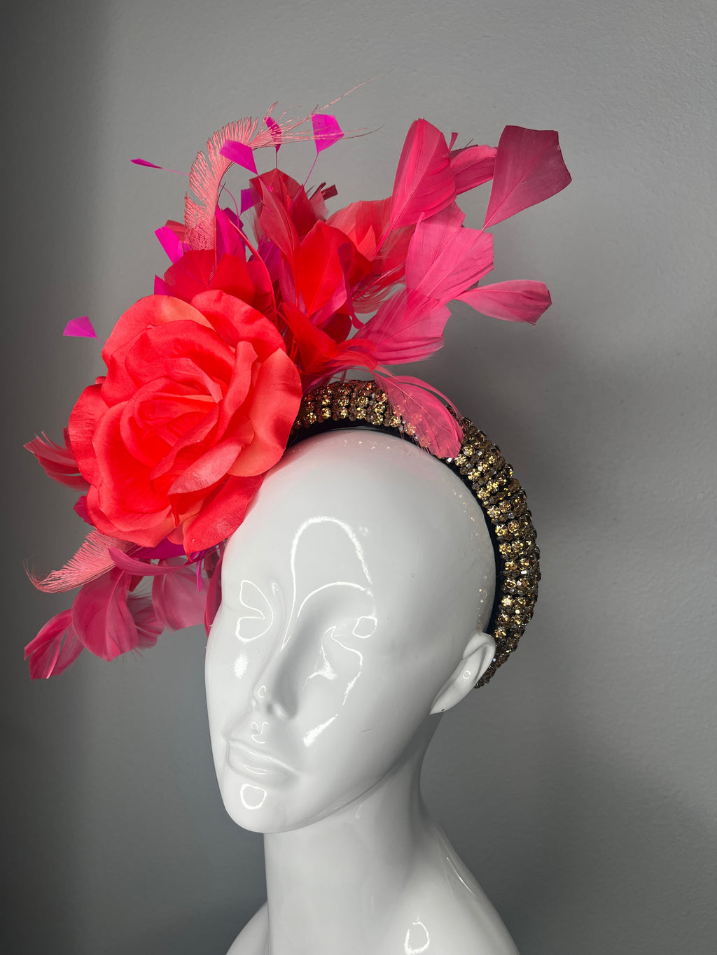 Tropischer Sonnenuntergang Coral Rose Fuchsia Rosa und Coral Feder Fascinator