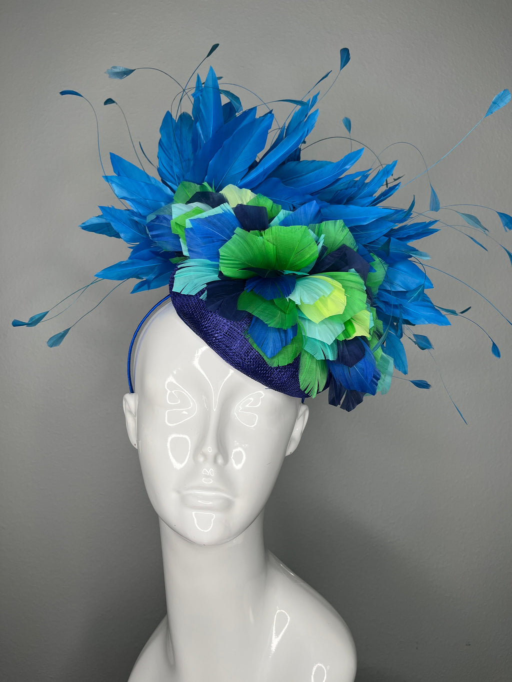 Blau und Grün Federblumen Fascinator auf königsblauer Sinamay-Basis Royal Ascot Kentucky Derby