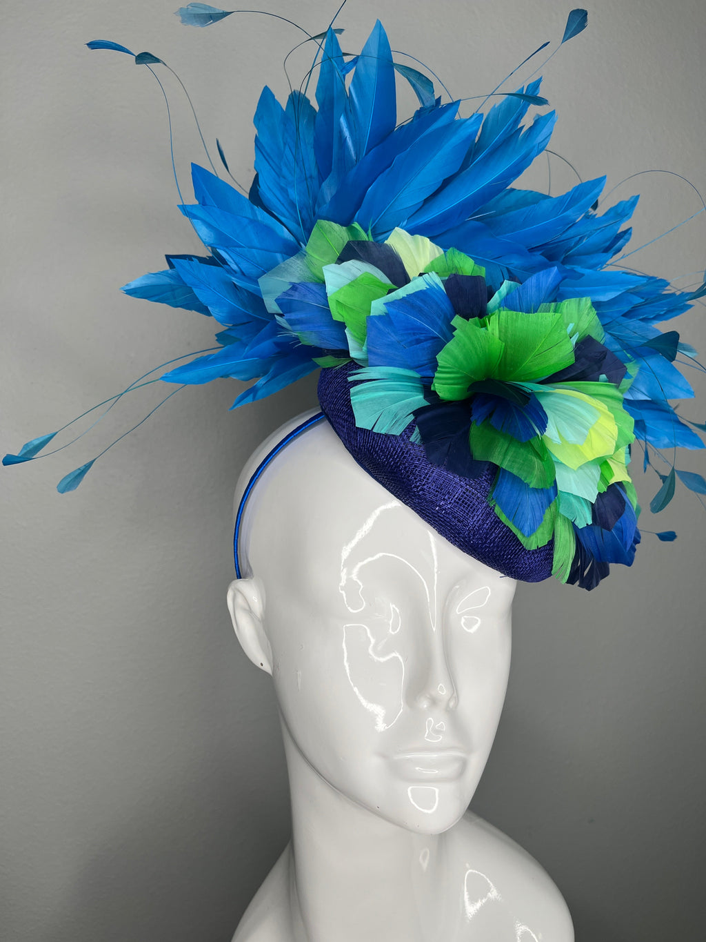 Blau und Grün Federblumen Fascinator auf königsblauer Sinamay-Basis Royal Ascot Kentucky Derby