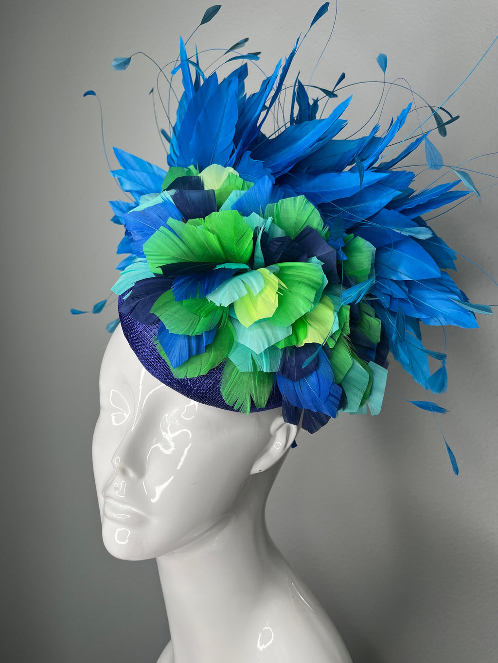 Blau und Grün Federblumen Fascinator auf königsblauer Sinamay-Basis Royal Ascot Kentucky Derby