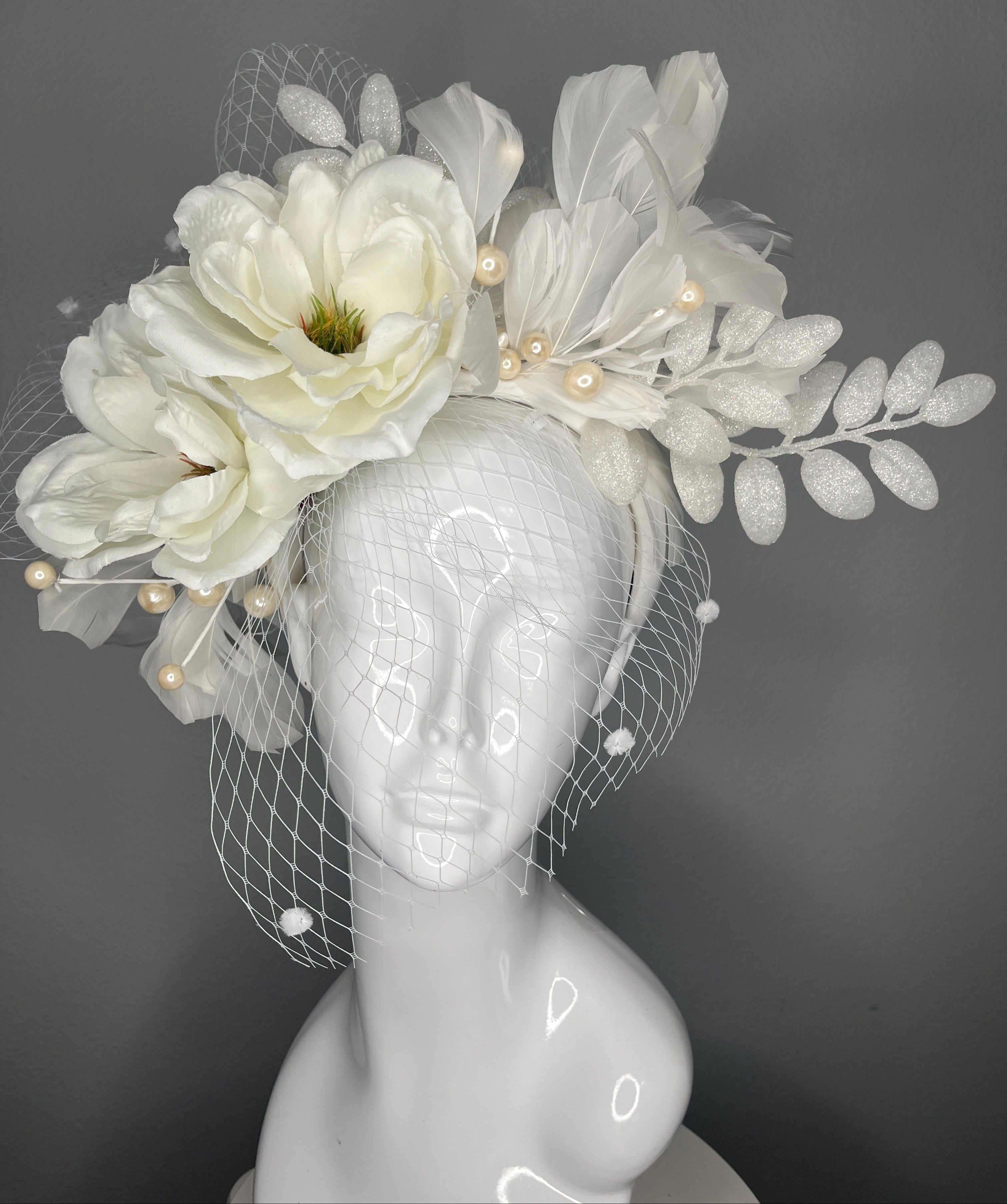 Weiß Garden Magnolia Eleganzfeder Fascinator Hut