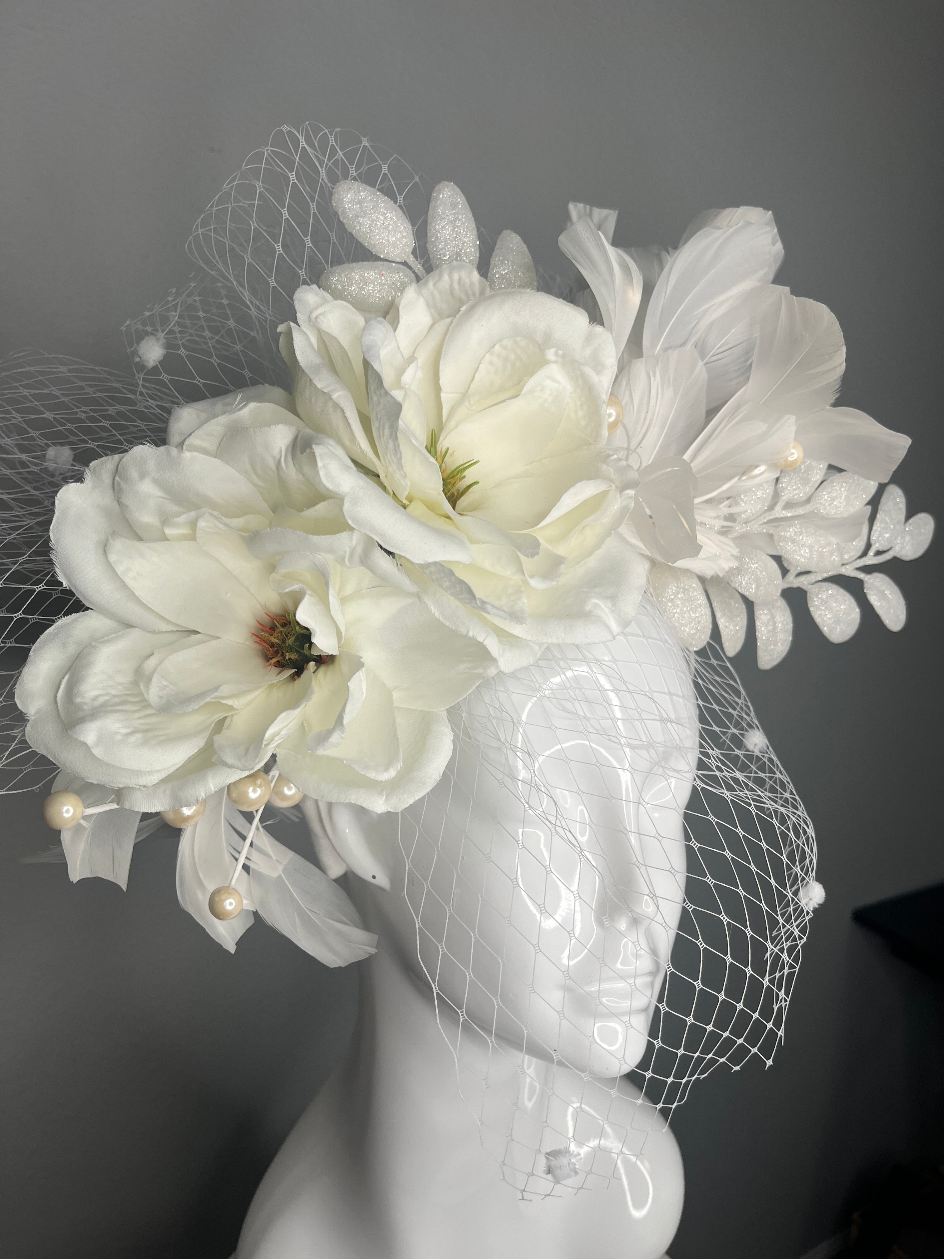 Weiß Garden Magnolia Eleganzfeder Fascinator Hut
