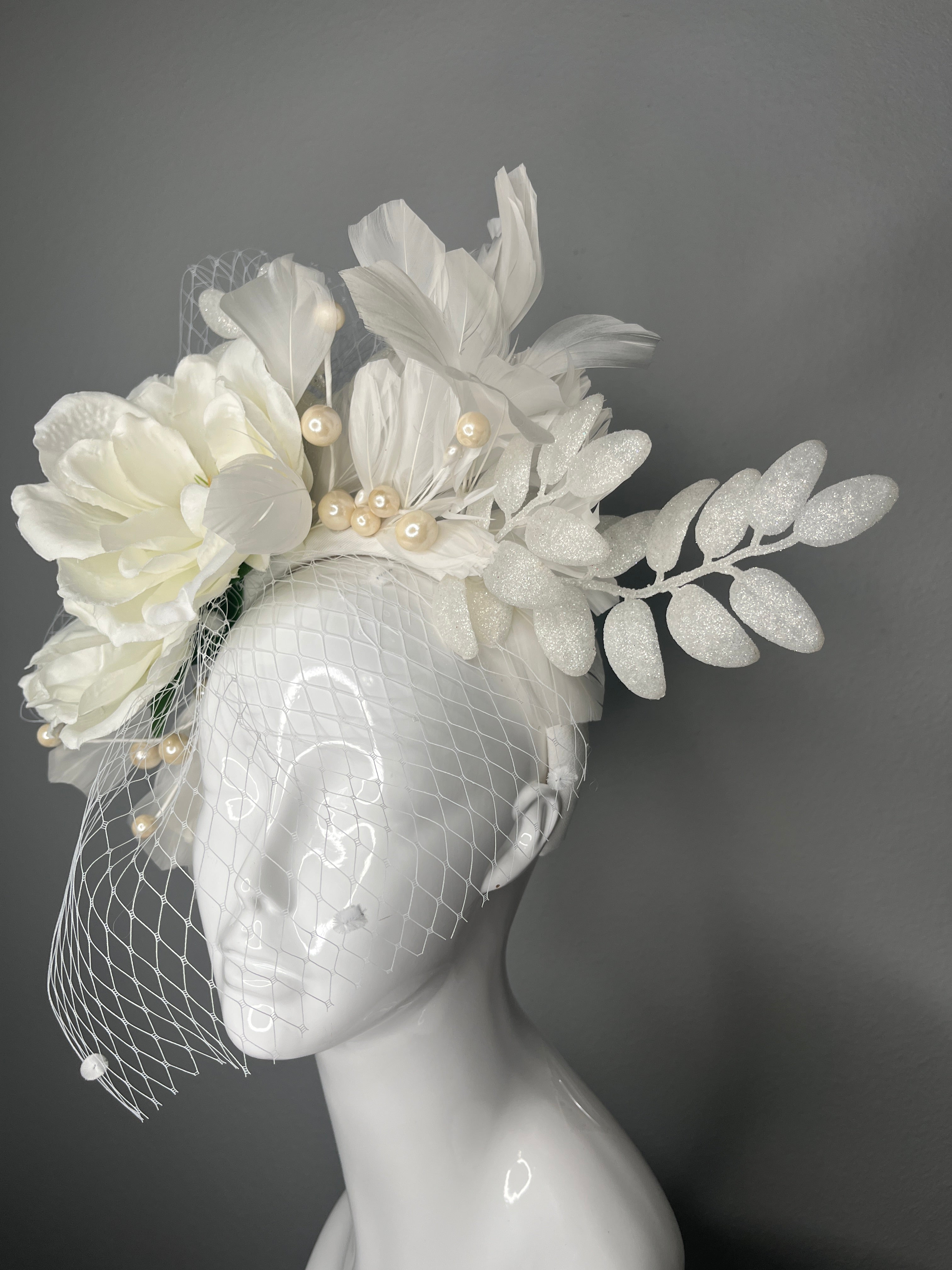 Weiß Garden Magnolia Eleganzfeder Fascinator Hut