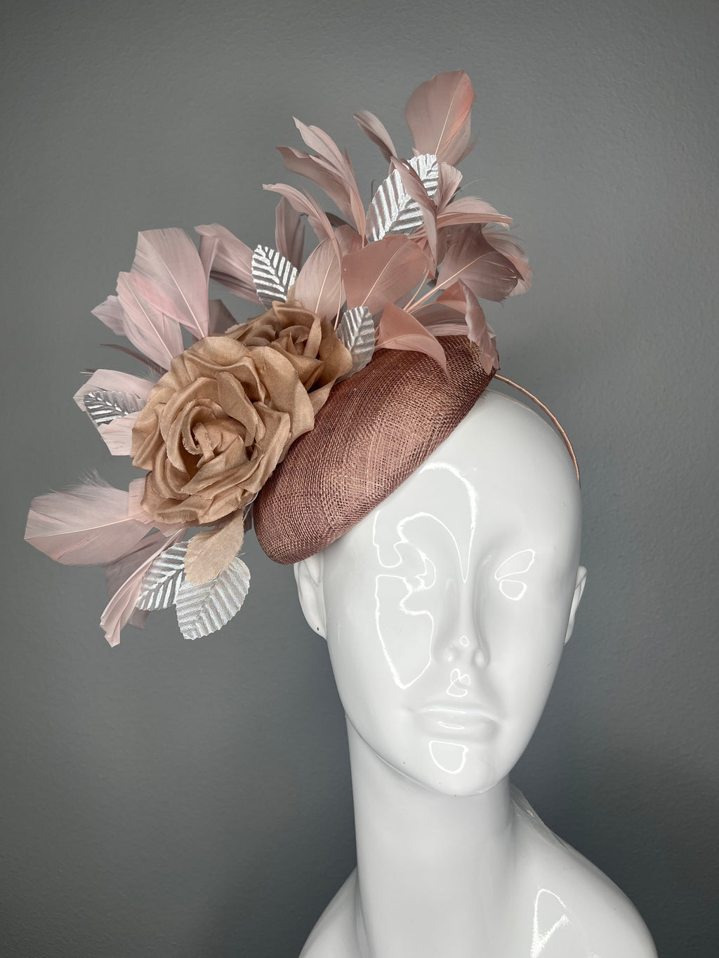 Kentucky Derby Hut-Fascinator Mocha Braun Sinamay mit Mocha Silk Roses, Soft Blush Federn Metallic Silber Leaves