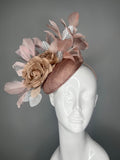Kentucky Derby Hut-Fascinator Mocha Braun Sinamay mit Mocha Silk Roses, Soft Blush Federn Metallic Silber Leaves