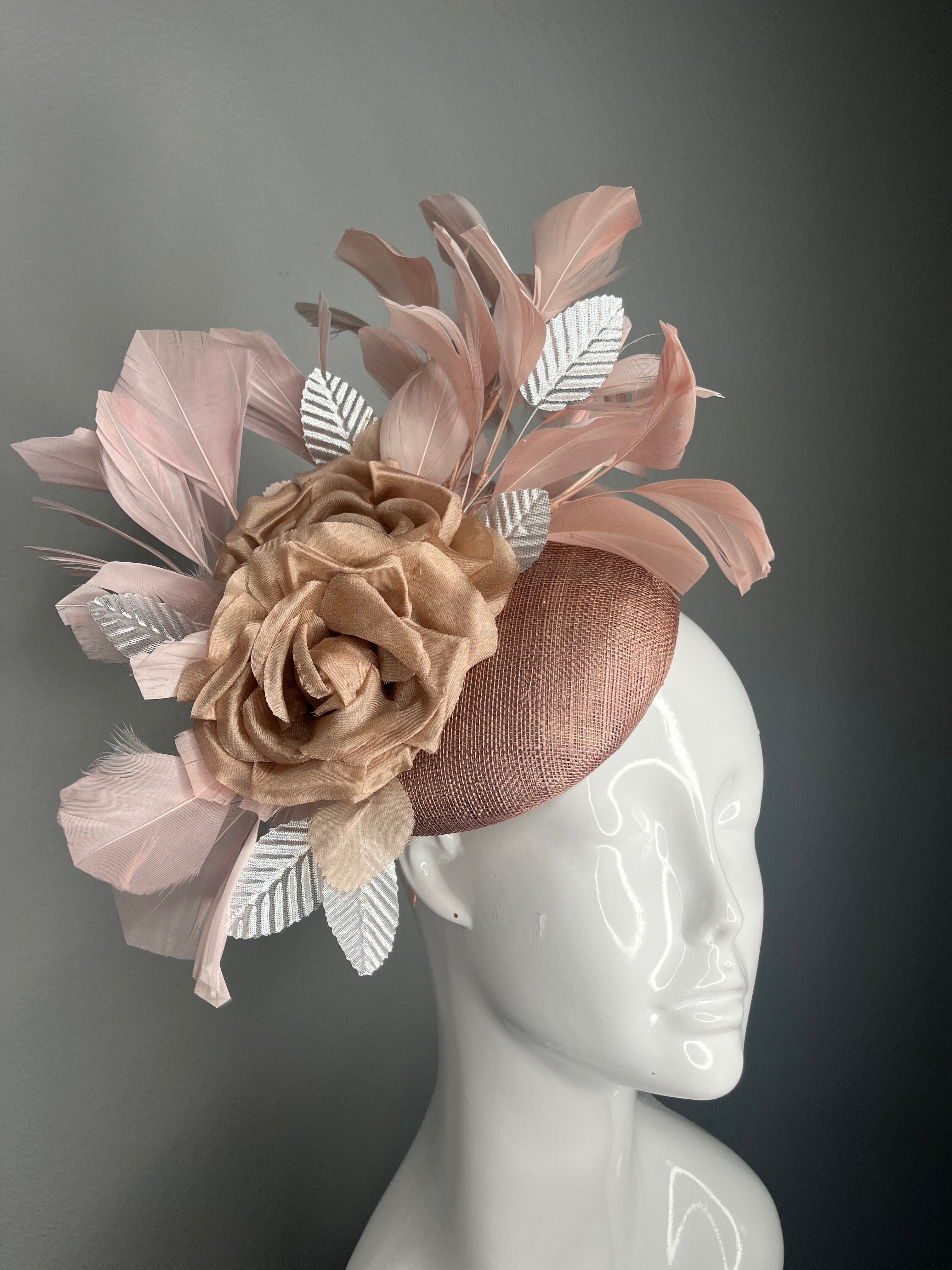 Kentucky Derby Hut-Fascinator Mocha Braun Sinamay mit Mocha Silk Roses, Soft Blush Federn Metallic Silber Leaves
