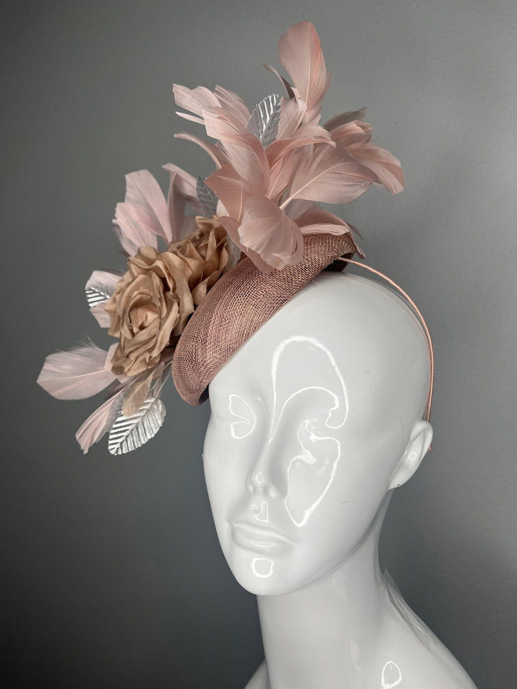 Kentucky Derby Hut-Fascinator Mocha Braun Sinamay mit Mocha Silk Roses, Soft Blush Federn Metallic Silber Leaves