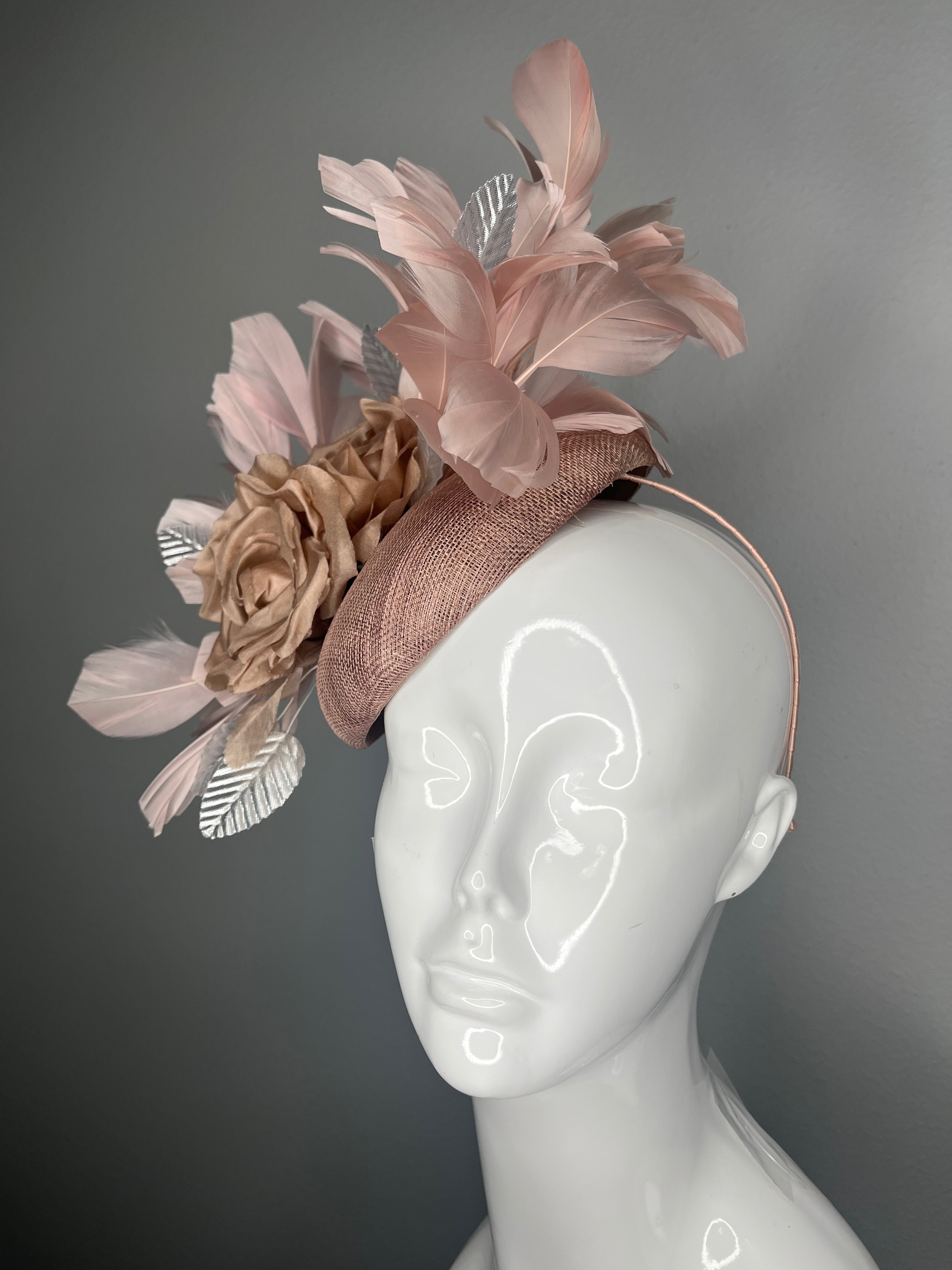 Kentucky Derby Hut-Fascinator Mocha Braun Sinamay mit Mocha Silk Roses, Soft Blush Federn Metallic Silber Leaves