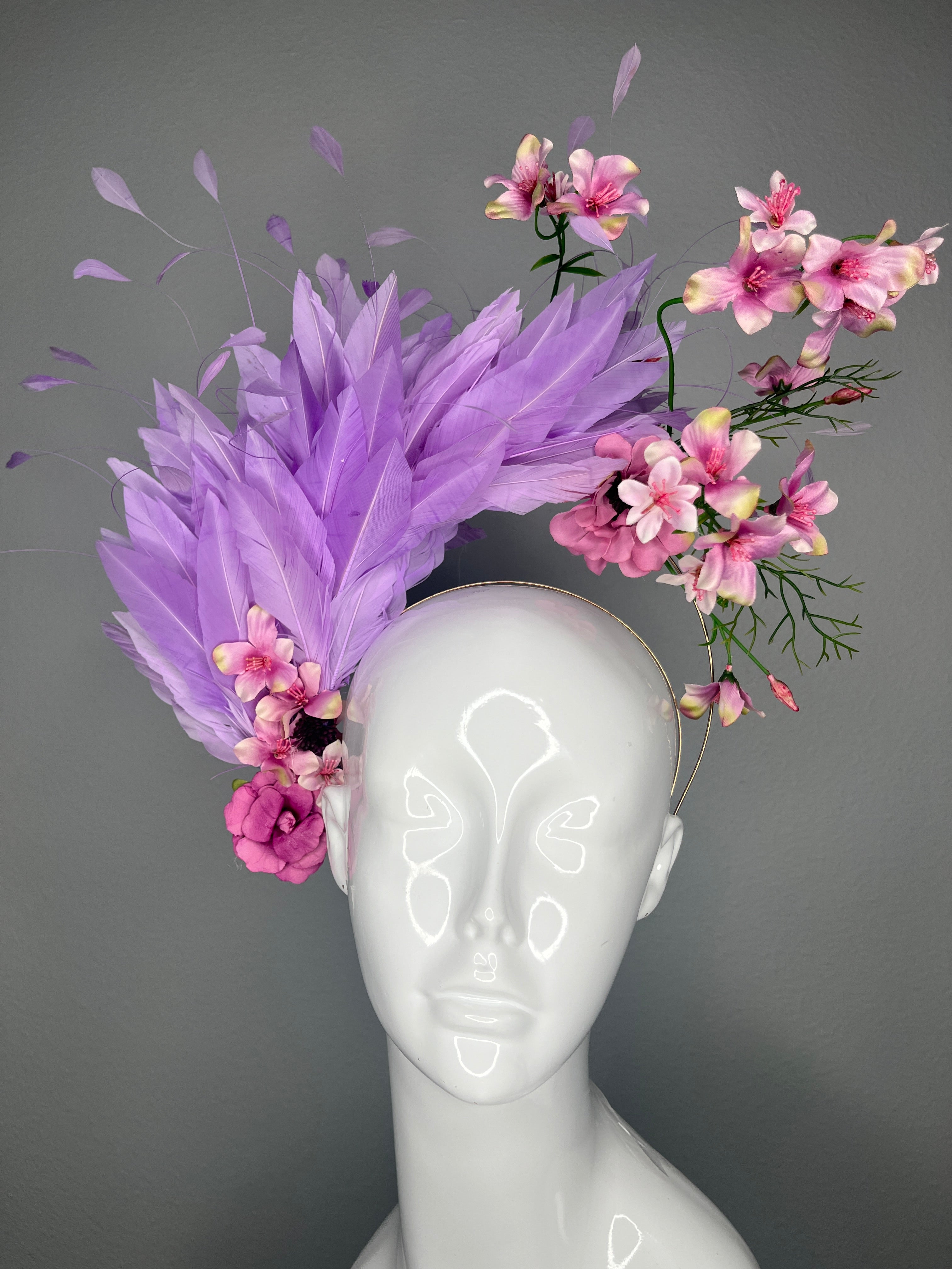 Kentucky Derby Hut-Fascinator Lavendelgansfedern mit rosa Blumensprays, Fuchsia Blumen & Gold Haarband