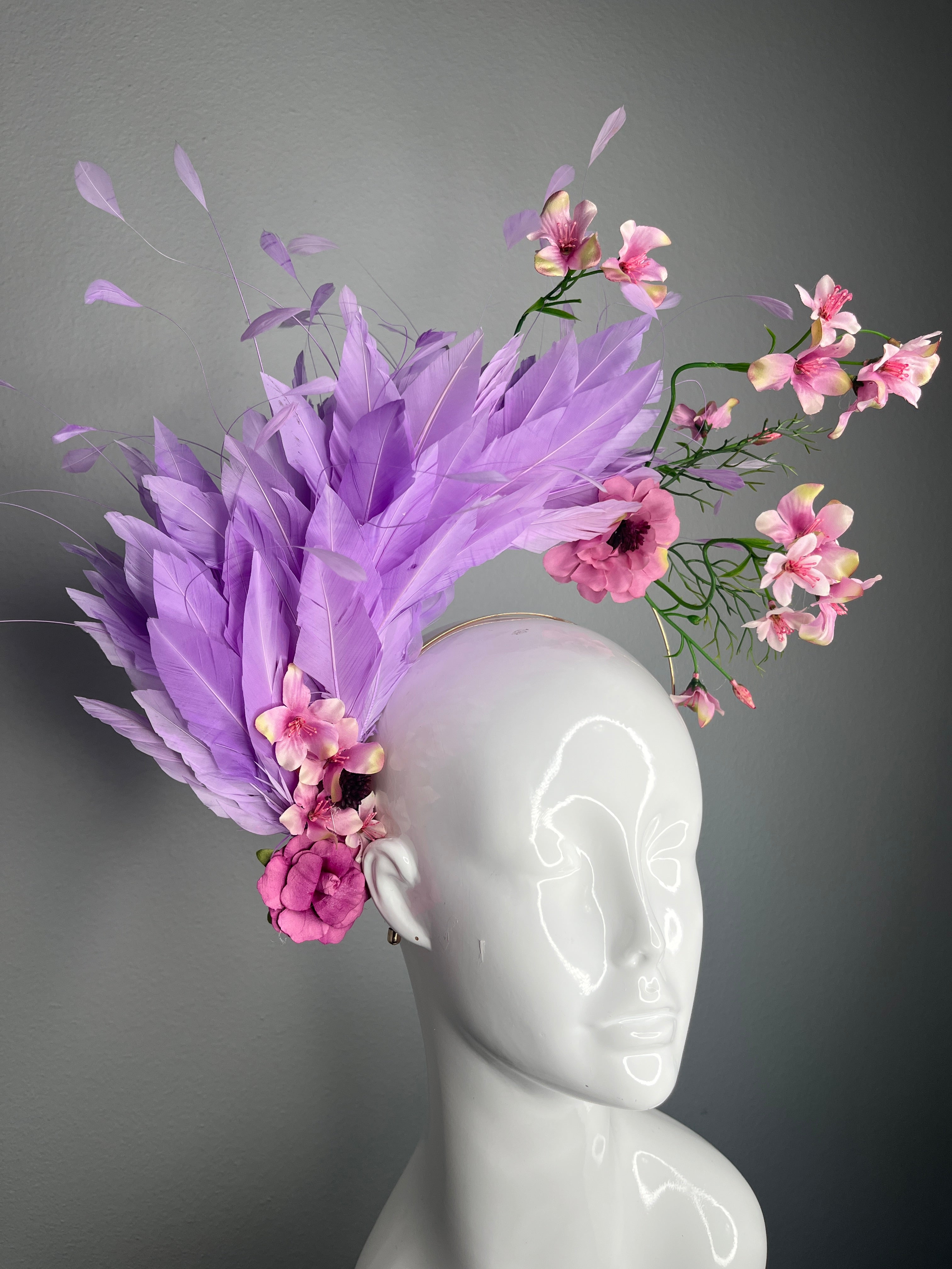 Kentucky Derby Hut-Fascinator Lavendelgansfedern mit rosa Blumensprays, Fuchsia Blumen & Gold Haarband