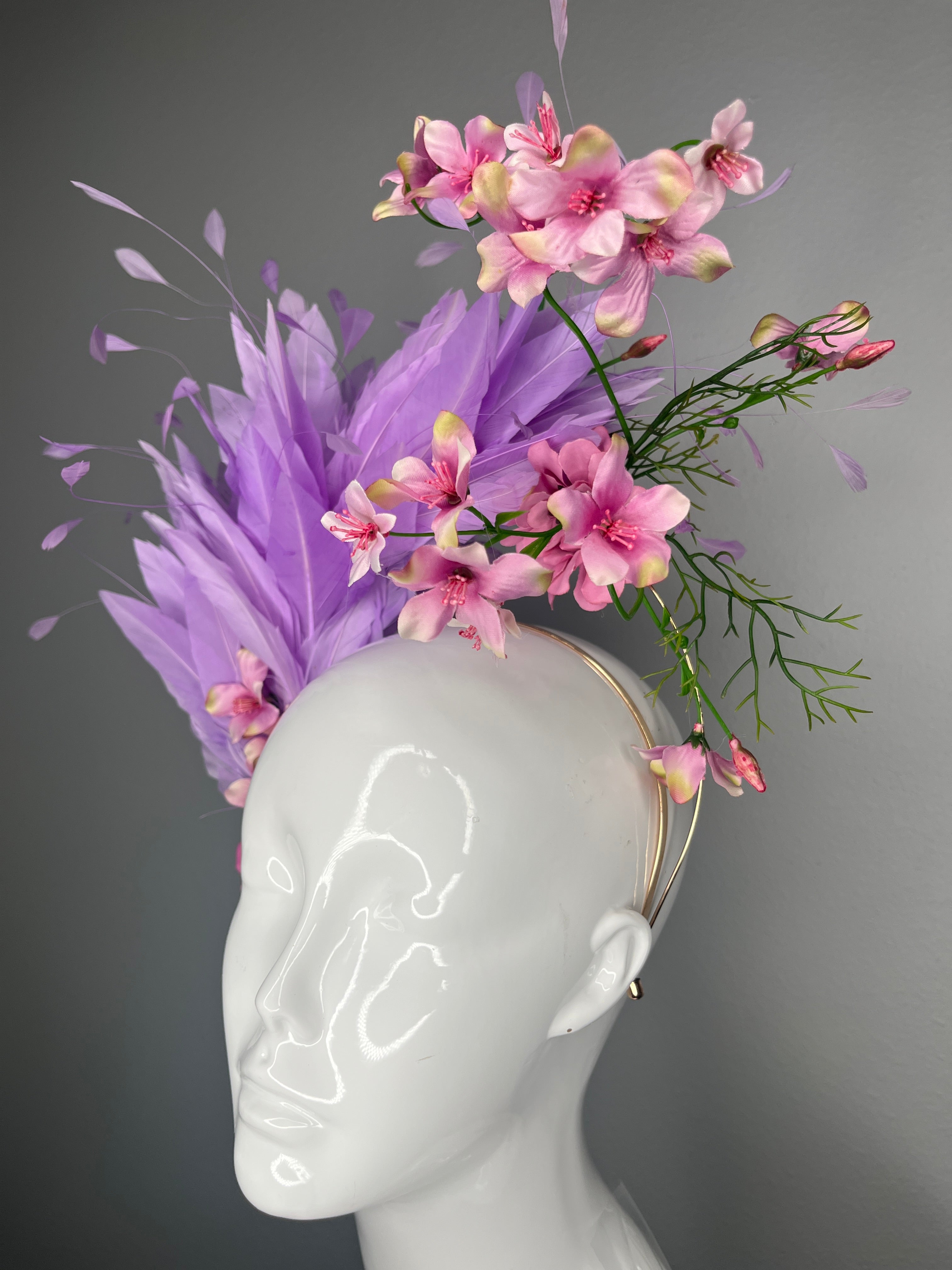 Kentucky Derby Hut-Fascinator Lavendelgansfedern mit rosa Blumensprays, Fuchsia Blumen & Gold Haarband