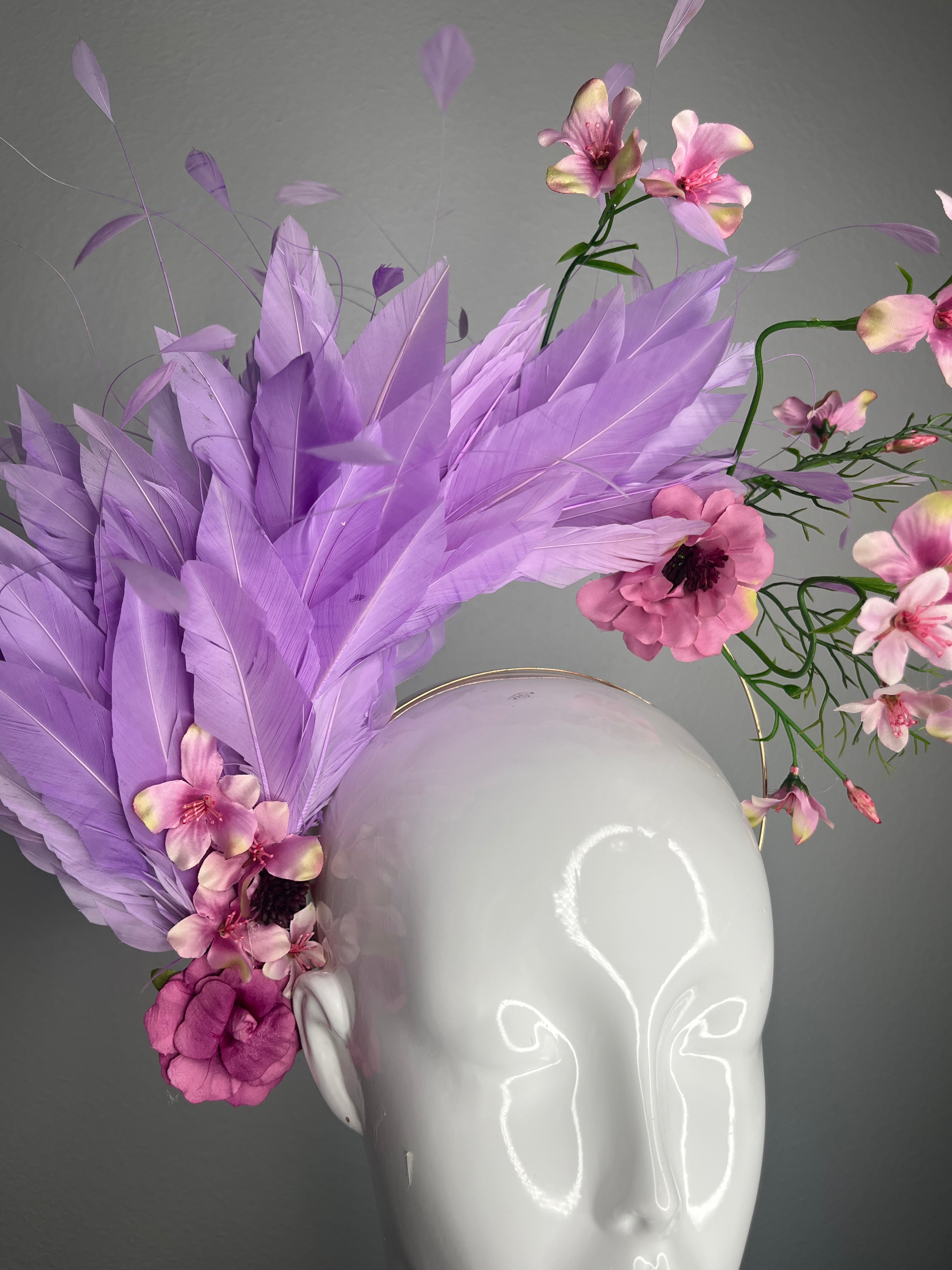 Kentucky Derby Hut-Fascinator Lavendelgansfedern mit rosa Blumensprays, Fuchsia Blumen & Gold Haarband