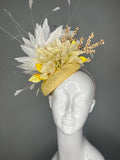 Butter Yellow Sinamay Fascinator Hut mit Elfenbein-Dahlia-Blumen-Weiße Feder Spray Berry Zweige Elegantes Stirnband Kentucky Derby