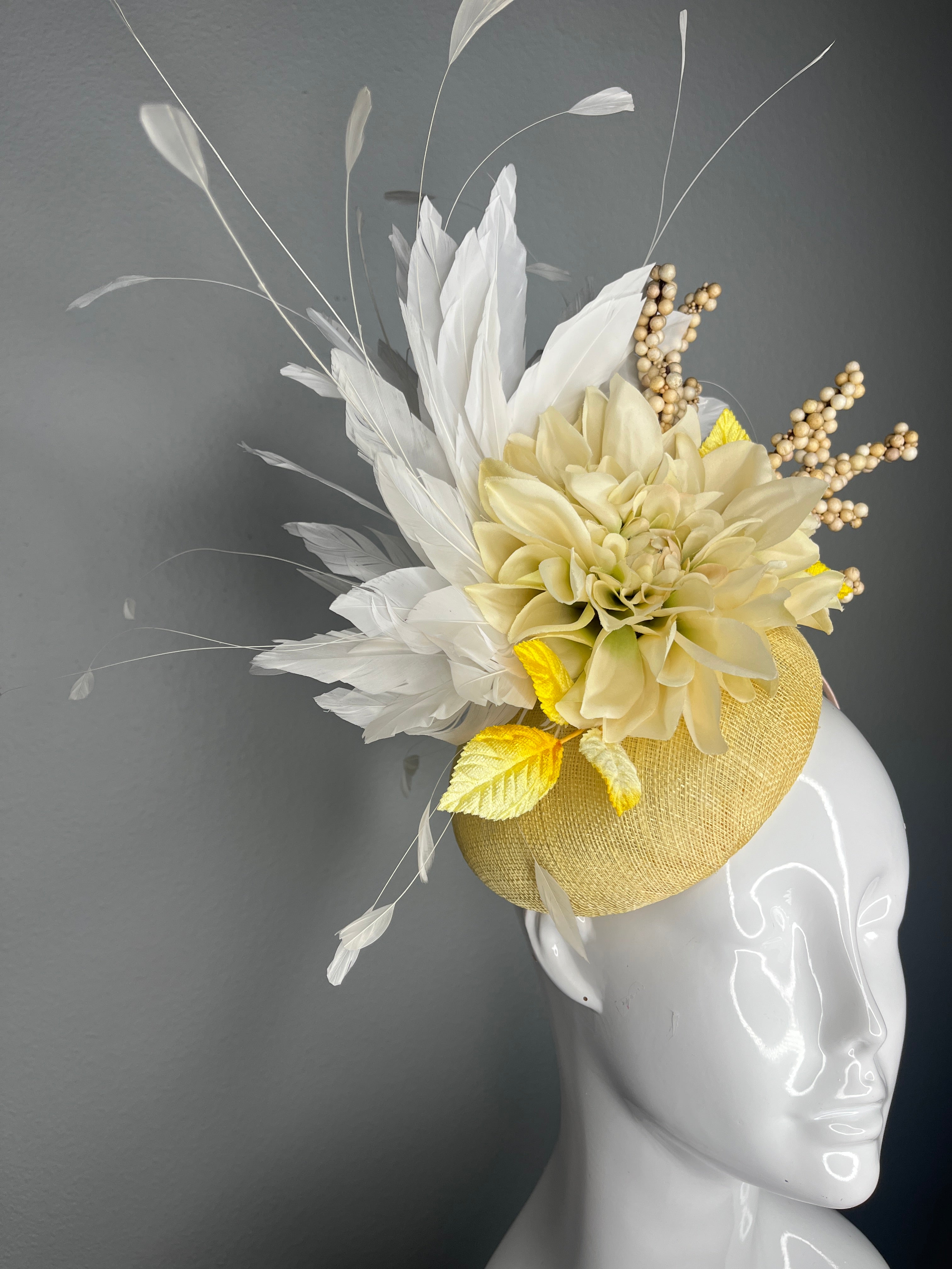 Butter Yellow Sinamay Fascinator Hut mit Elfenbein-Dahlia-Blumen-Weiße Feder Spray Berry Zweige Elegantes Stirnband Kentucky Derby