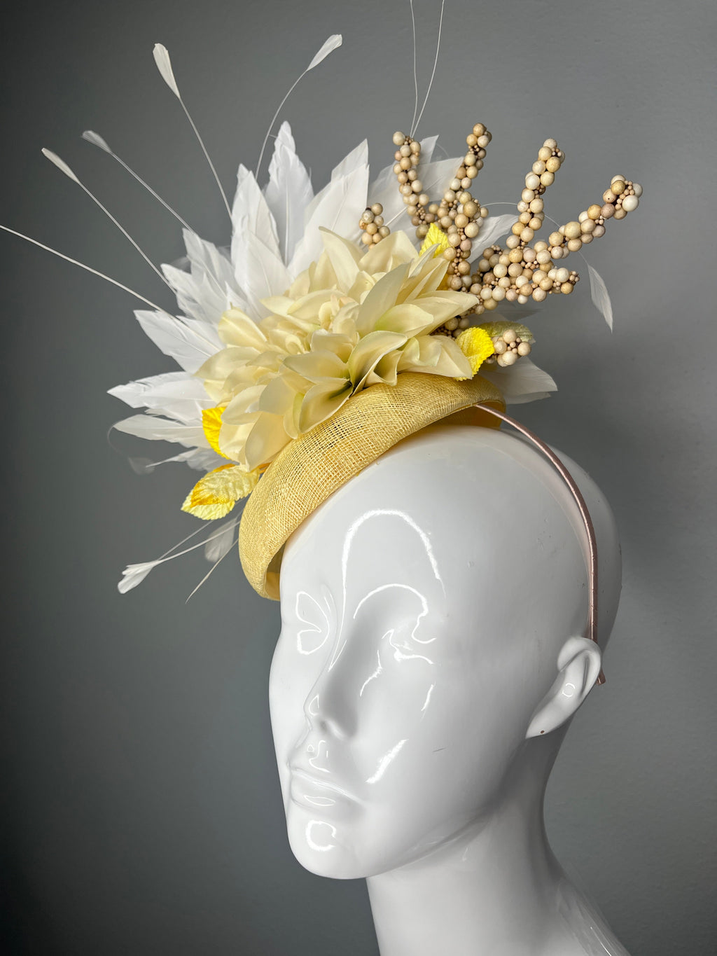 Butter Yellow Sinamay Fascinator Hut mit Elfenbein-Dahlia-Blumen-Weiße Feder Spray Berry Zweige Elegantes Stirnband Kentucky Derby
