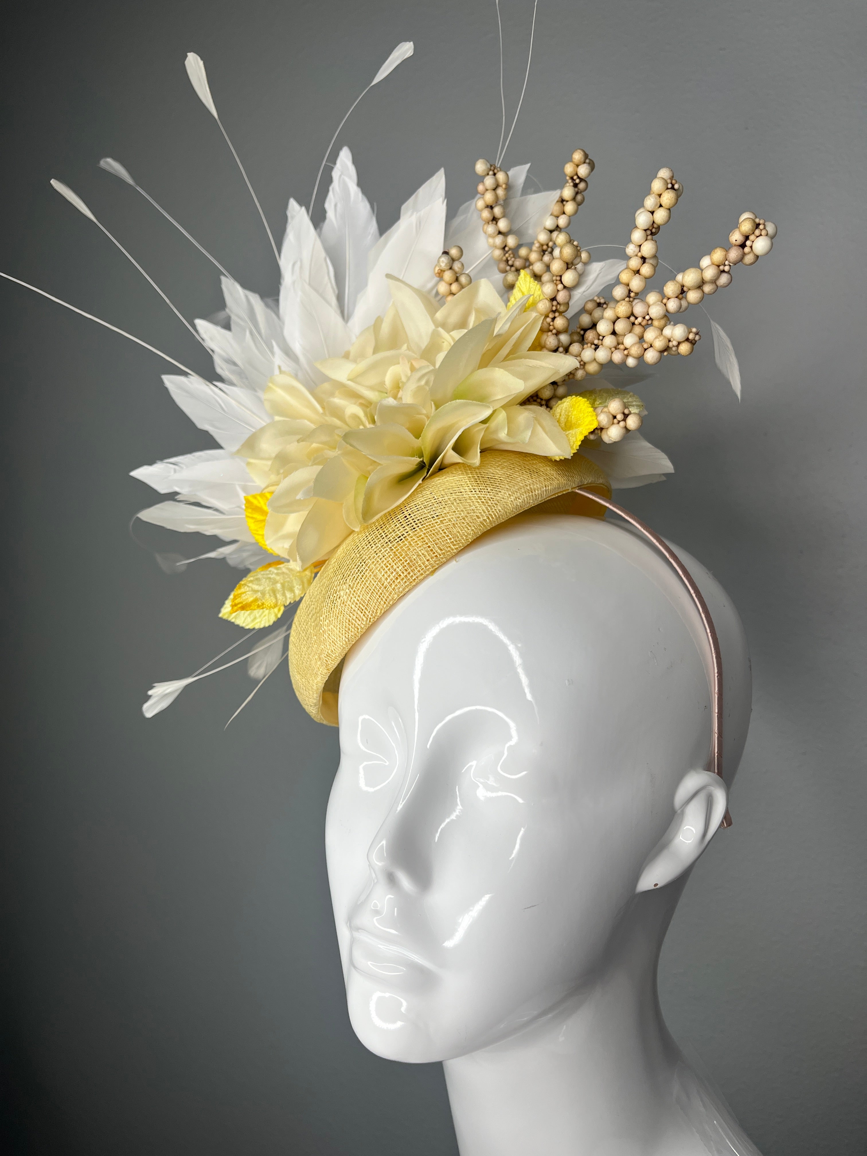 Butter Yellow Sinamay Fascinator Hut mit Elfenbein-Dahlia-Blumen-Weiße Feder Spray Berry Zweige Elegantes Stirnband Kentucky Derby