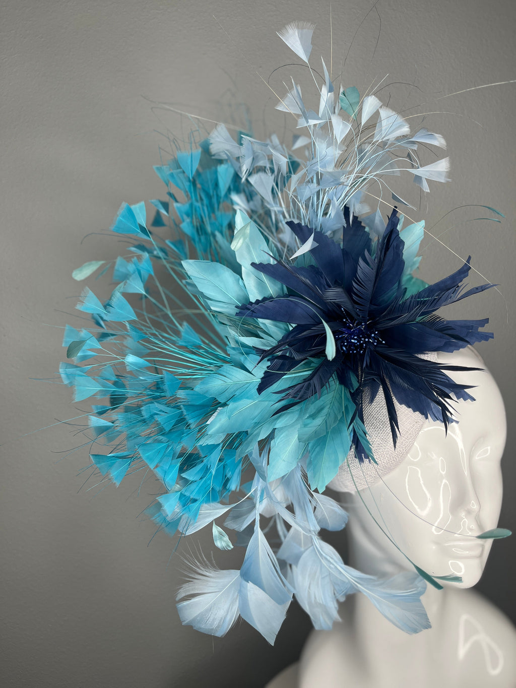 Kentucky Derby Hut-Fascinator Elfenbein Sinamay mit Marineblau Blau Federblumen Aqua Blau Couture Statement-Kopfschmuck Race Day