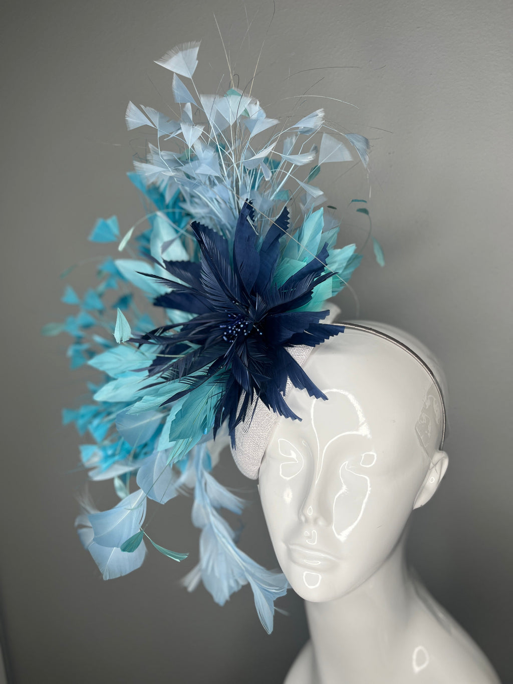 Kentucky Derby Hut-Fascinator Elfenbein Sinamay mit Marineblau Blau Federblumen Aqua Blau Couture Statement-Kopfschmuck Race Day