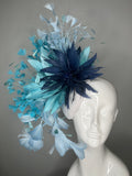 Kentucky Derby Hut-Fascinator Elfenbein Sinamay mit Marineblau Blau Federblumen Aqua Blau Couture Statement-Kopfschmuck Race Day