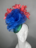 Kentucky Derby Fascinator-Hut Smaragdgrüne Satinbasis mit Königsblau Organza Blume Coral Federn