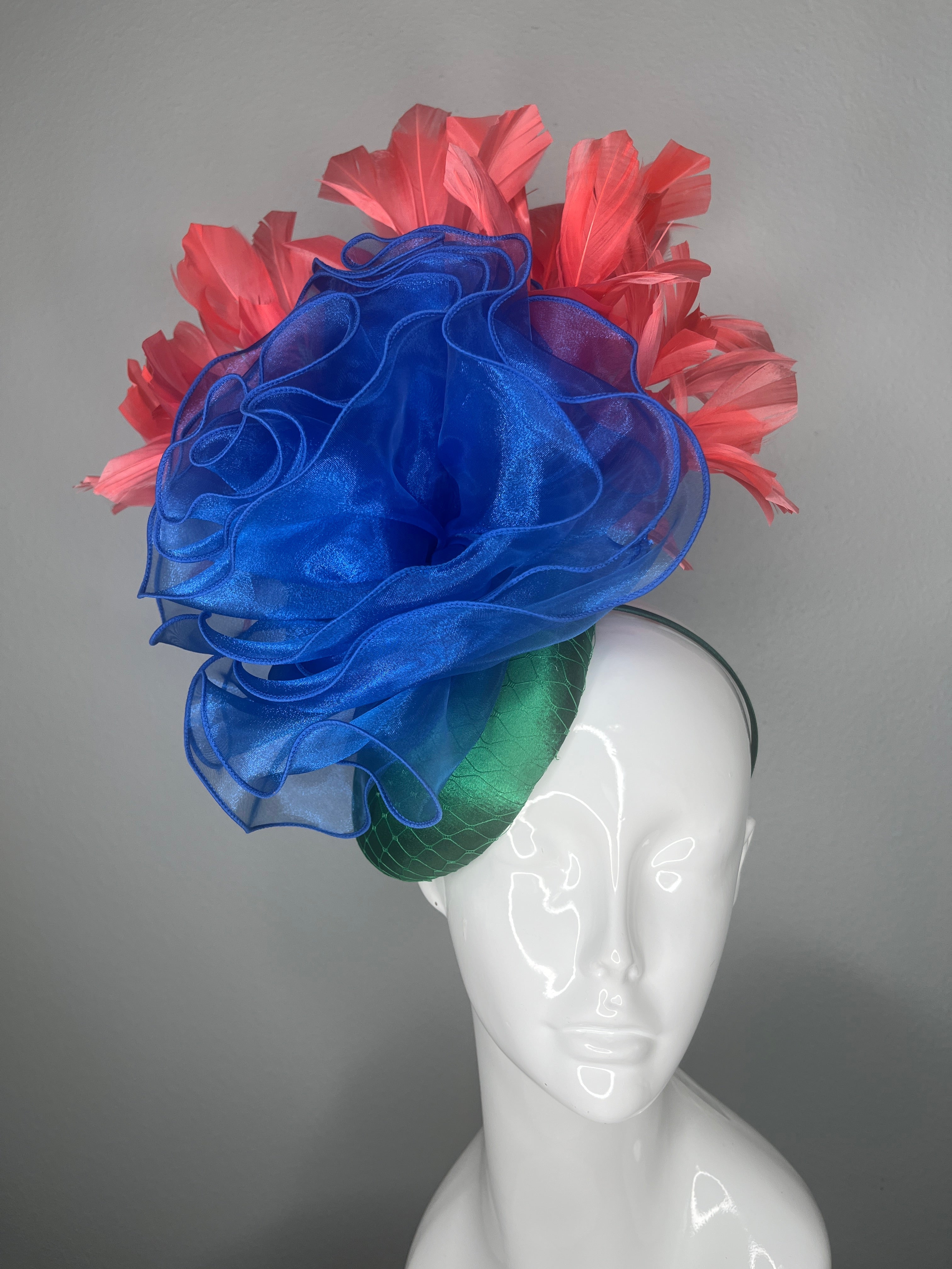 Kentucky Derby Fascinator-Hut Smaragdgrüne Satinbasis mit Königsblau Organza Blume Coral Federn