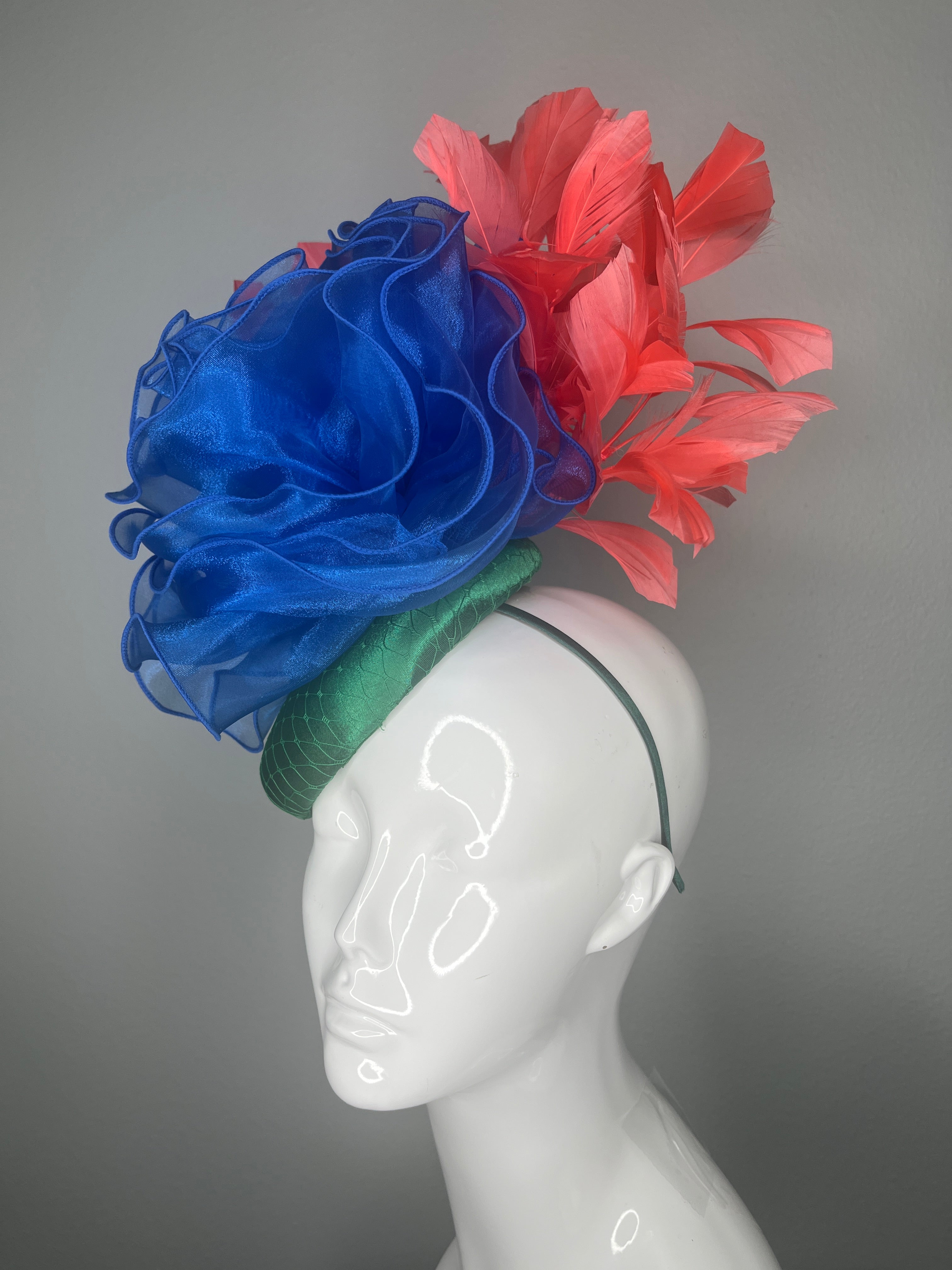 Kentucky Derby Fascinator-Hut Smaragdgrüne Satinbasis mit Königsblau Organza Blume Coral Federn