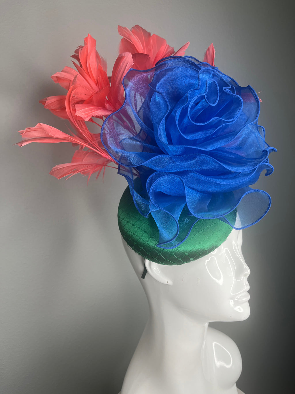 Kentucky Derby Fascinator-Hut Smaragdgrüne Satinbasis mit Königsblau Organza Blume Coral Federn