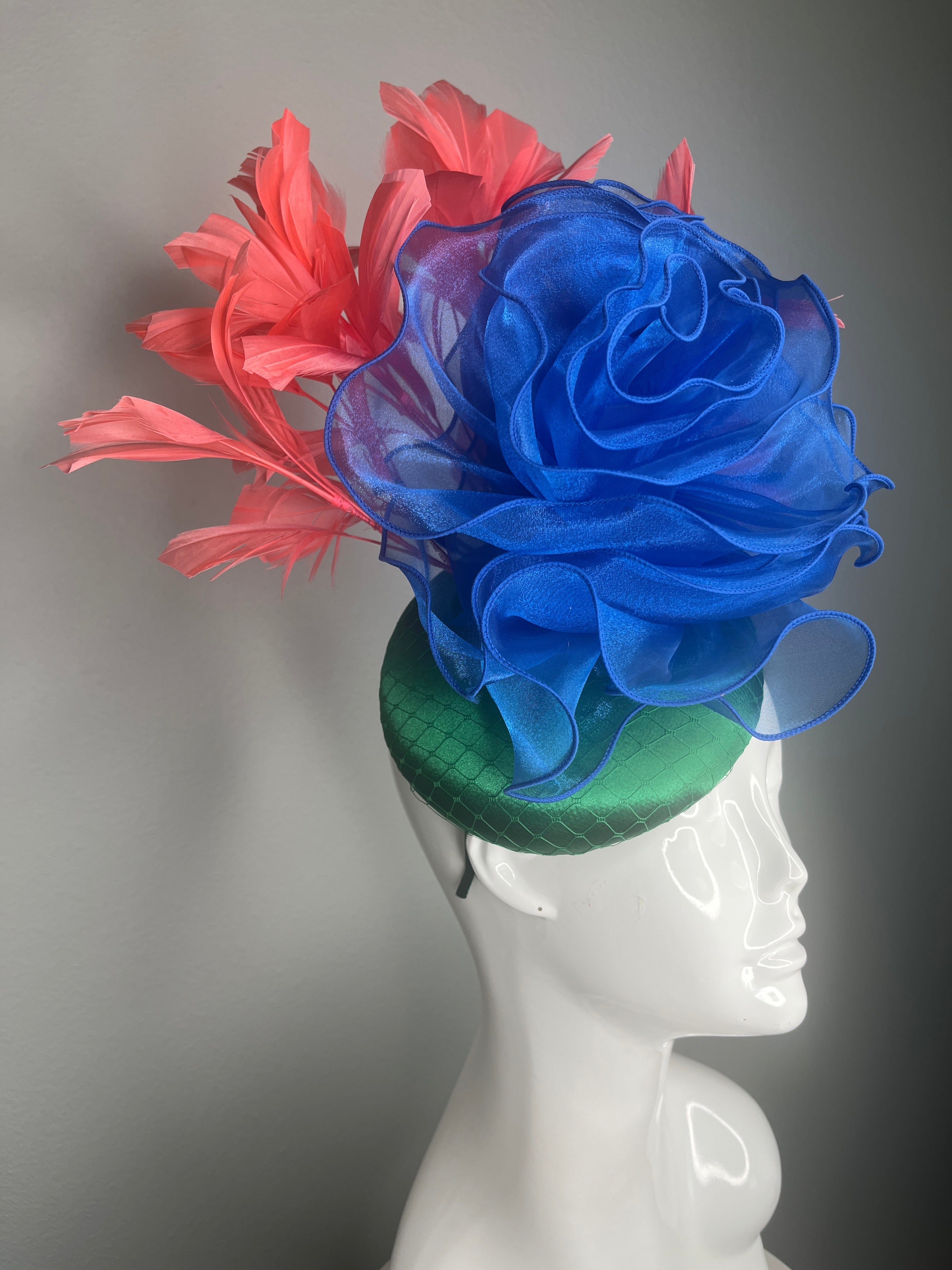 Kentucky Derby Fascinator-Hut Smaragdgrüne Satinbasis mit Königsblau Organza Blume Coral Federn