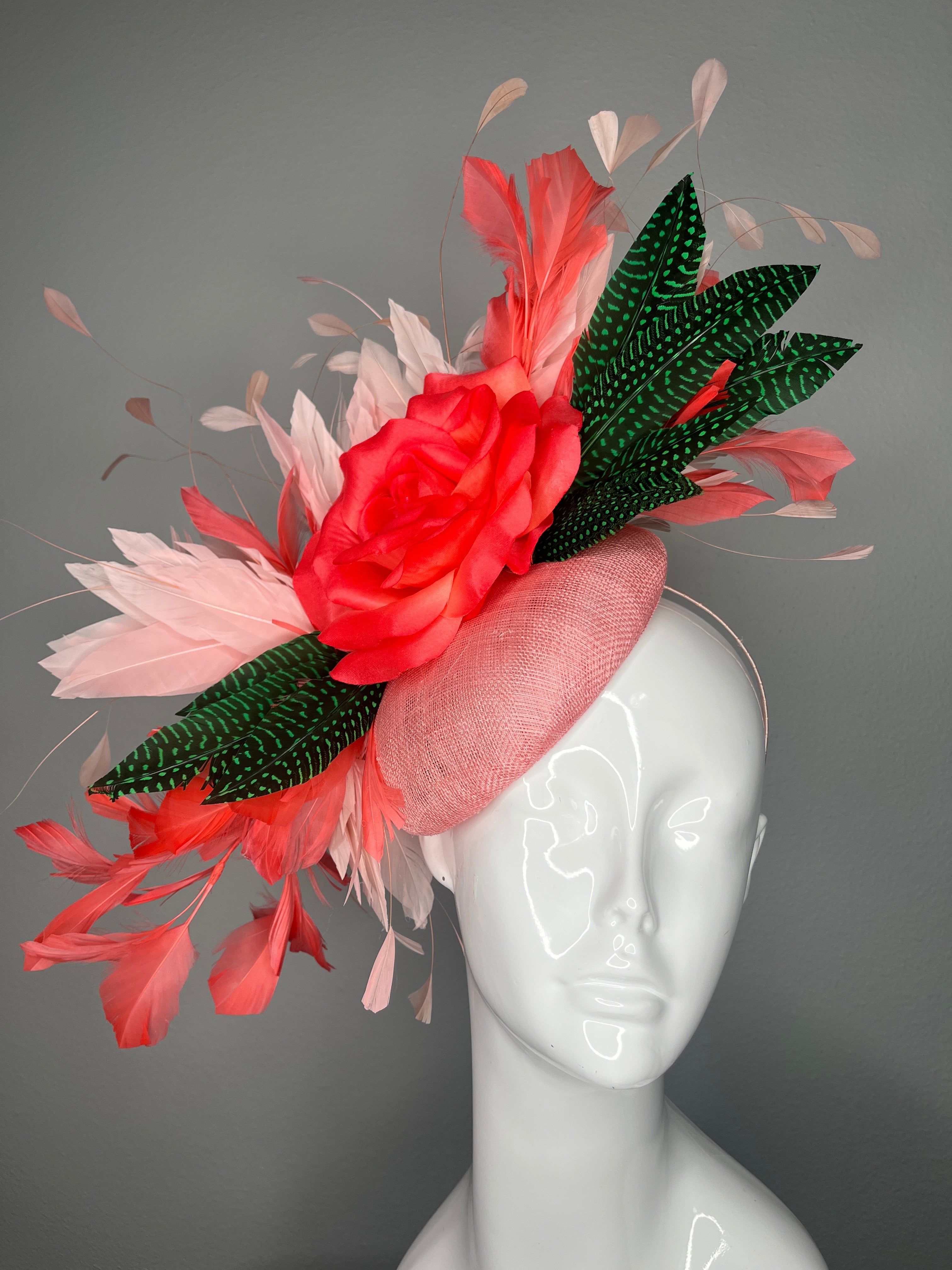 Kentucky Derby Fascinator-Hut Altrosa Sinamay mit Coral Rose Coral und Blush Federn Grün Guinea Feder Akzente Rennen Tag