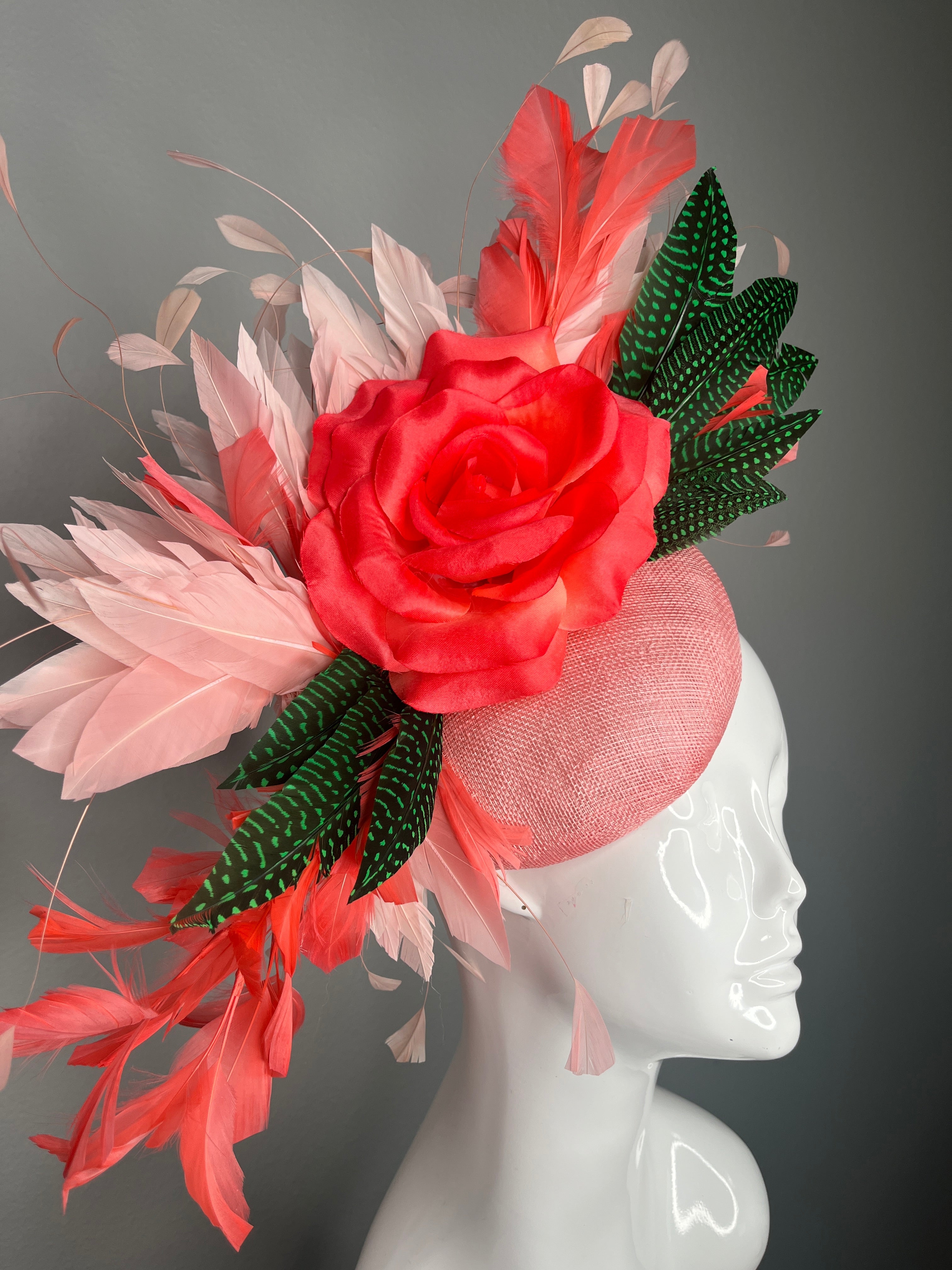 Kentucky Derby Fascinator-Hut Altrosa Sinamay mit Coral Rose Coral und Blush Federn Grün Guinea Feder Akzente Rennen Tag