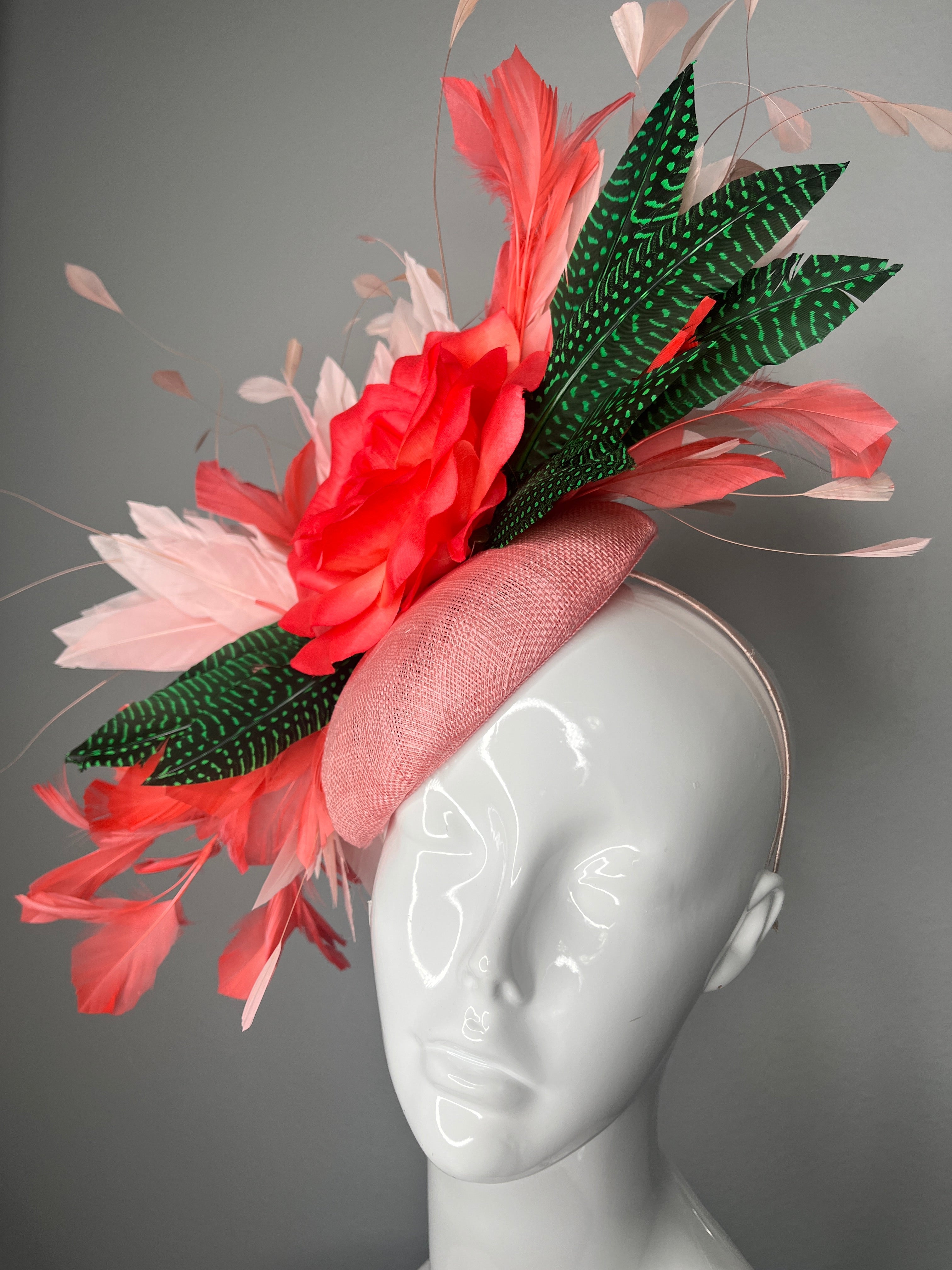 Kentucky Derby Fascinator-Hut Altrosa Sinamay mit Coral Rose Coral und Blush Federn Grün Guinea Feder Akzente Rennen Tag