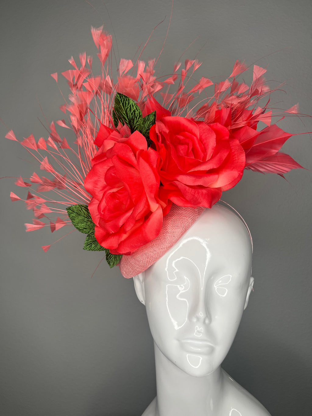 Kentucky Derby Fascinator-Hut Sinamay mit Coral Rose Blumen und Coral Federn Spray Race Day Kopfstück