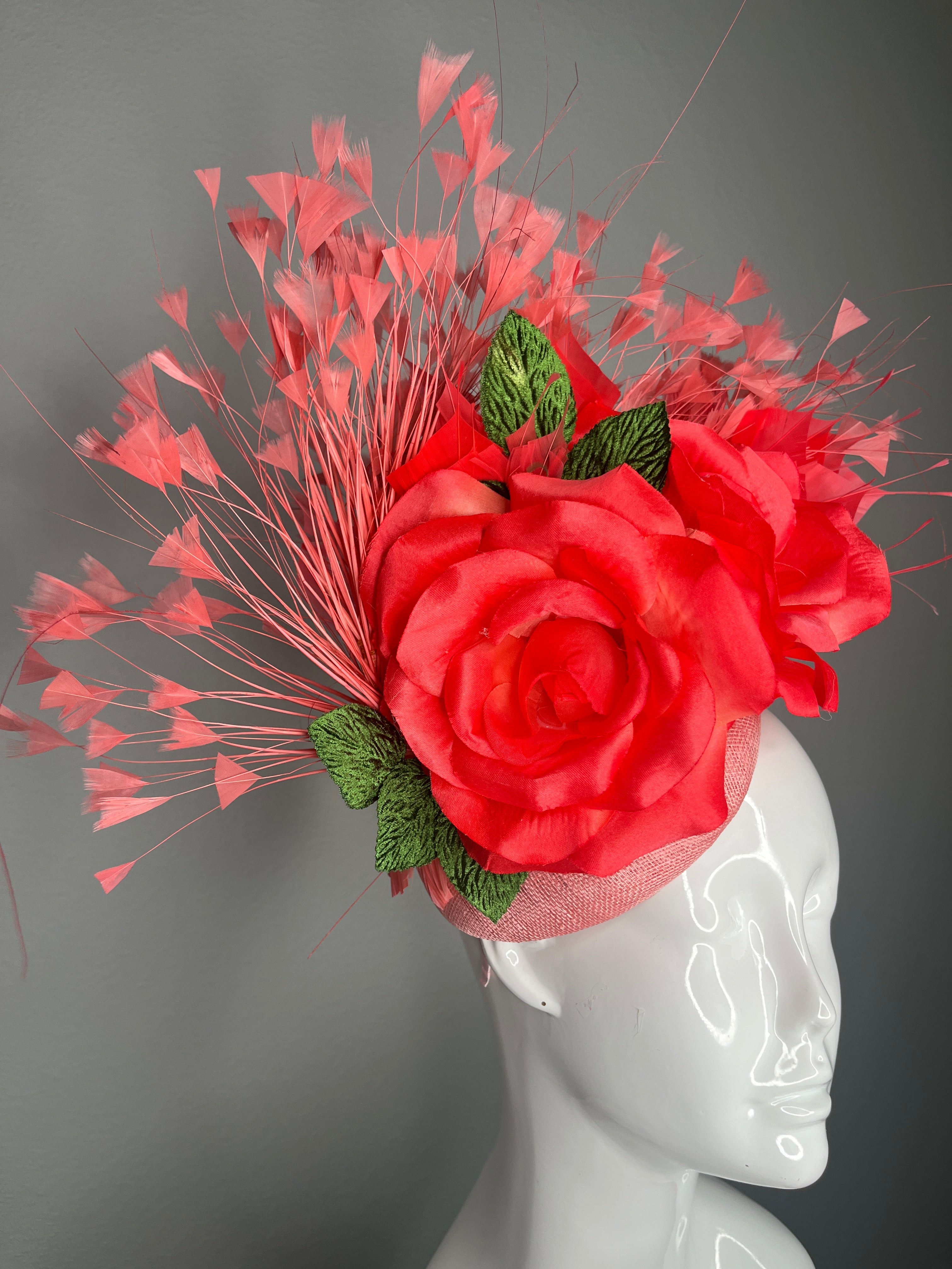Kentucky Derby Fascinator-Hut Sinamay mit Coral Rose Blumen und Coral Federn Spray Race Day Kopfstück