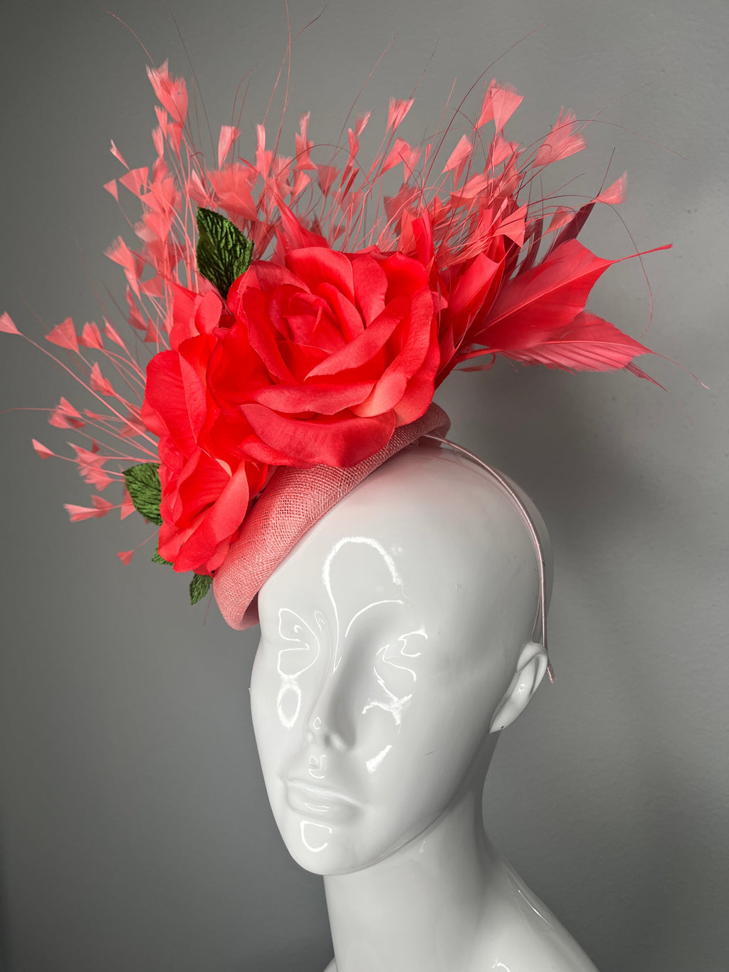 Kentucky Derby Fascinator-Hut Sinamay mit Coral Rose Blumen und Coral Federn Spray Race Day Kopfstück