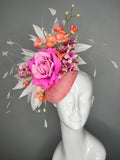 Kentucky Derby Fascinator Altrosa Sinamay mit Leuchtrosa Rose Coral Orchideen Weiße Federn und Blumen Couture Kopfstück