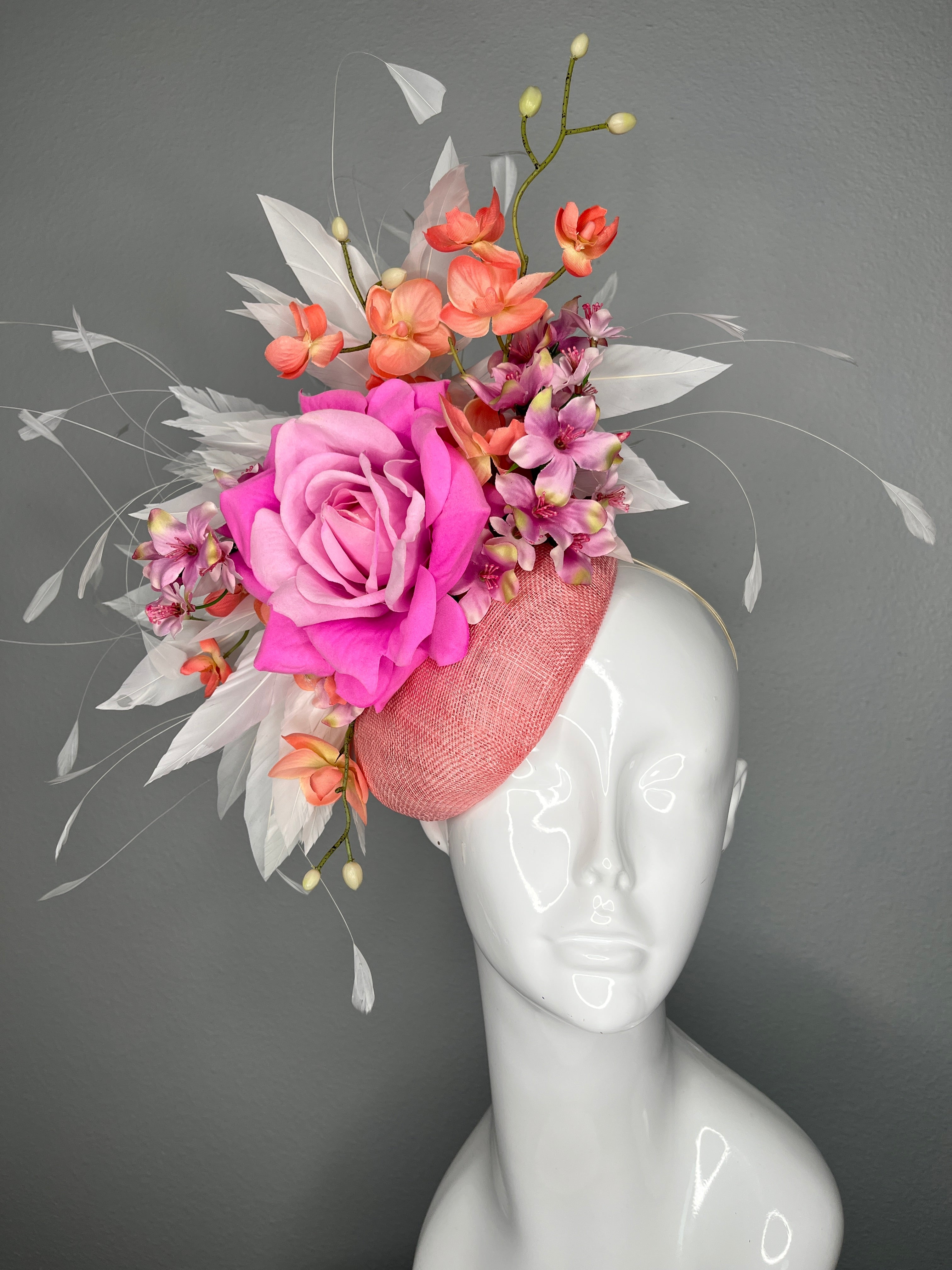 Kentucky Derby Fascinator Altrosa Sinamay mit Leuchtrosa Rose Coral Orchideen Weiße Federn und Blumen Couture Kopfstück