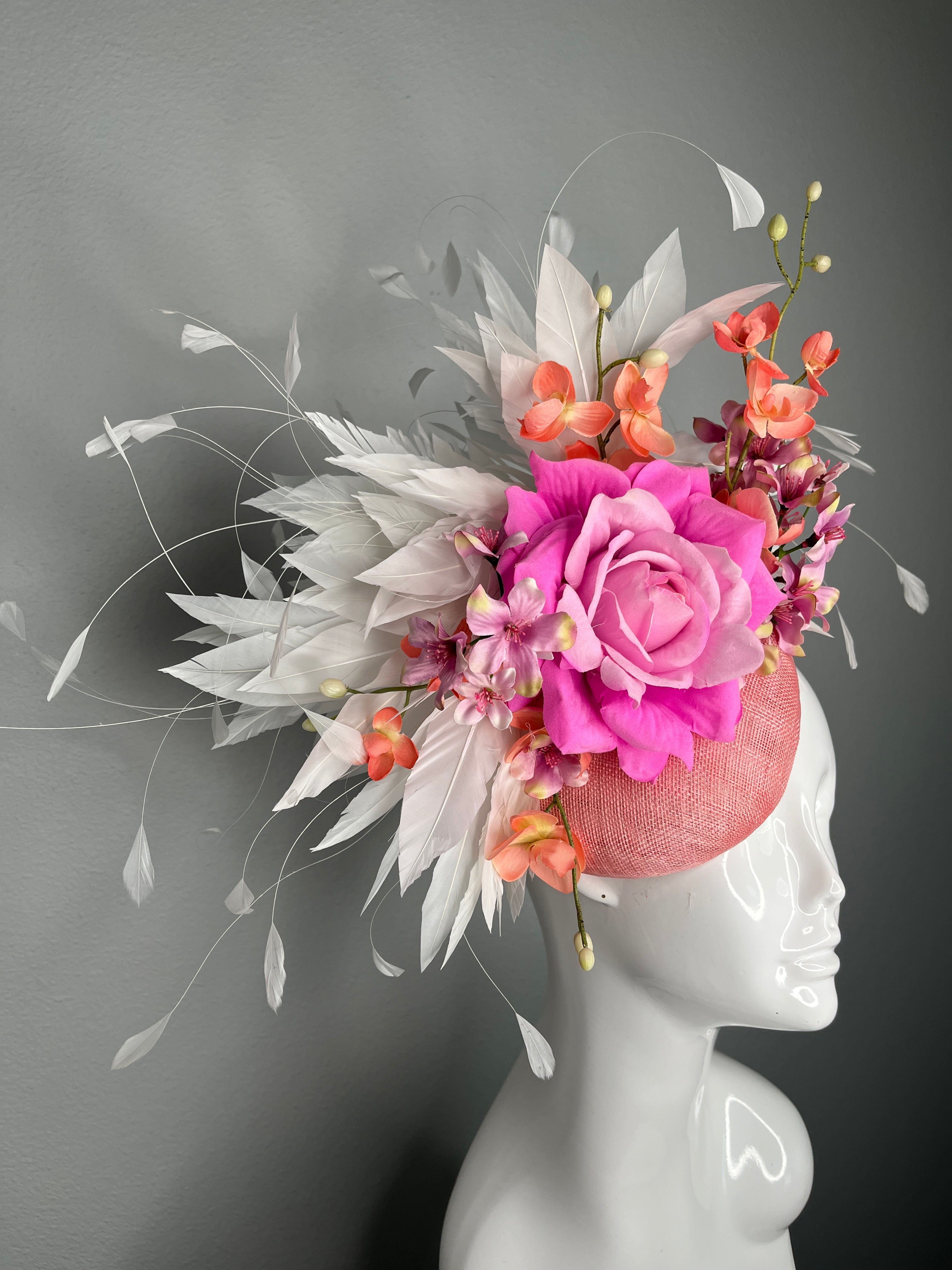 Kentucky Derby Fascinator Altrosa Sinamay mit Leuchtrosa Rose Coral Orchideen Weiße Federn und Blumen Couture Kopfstück