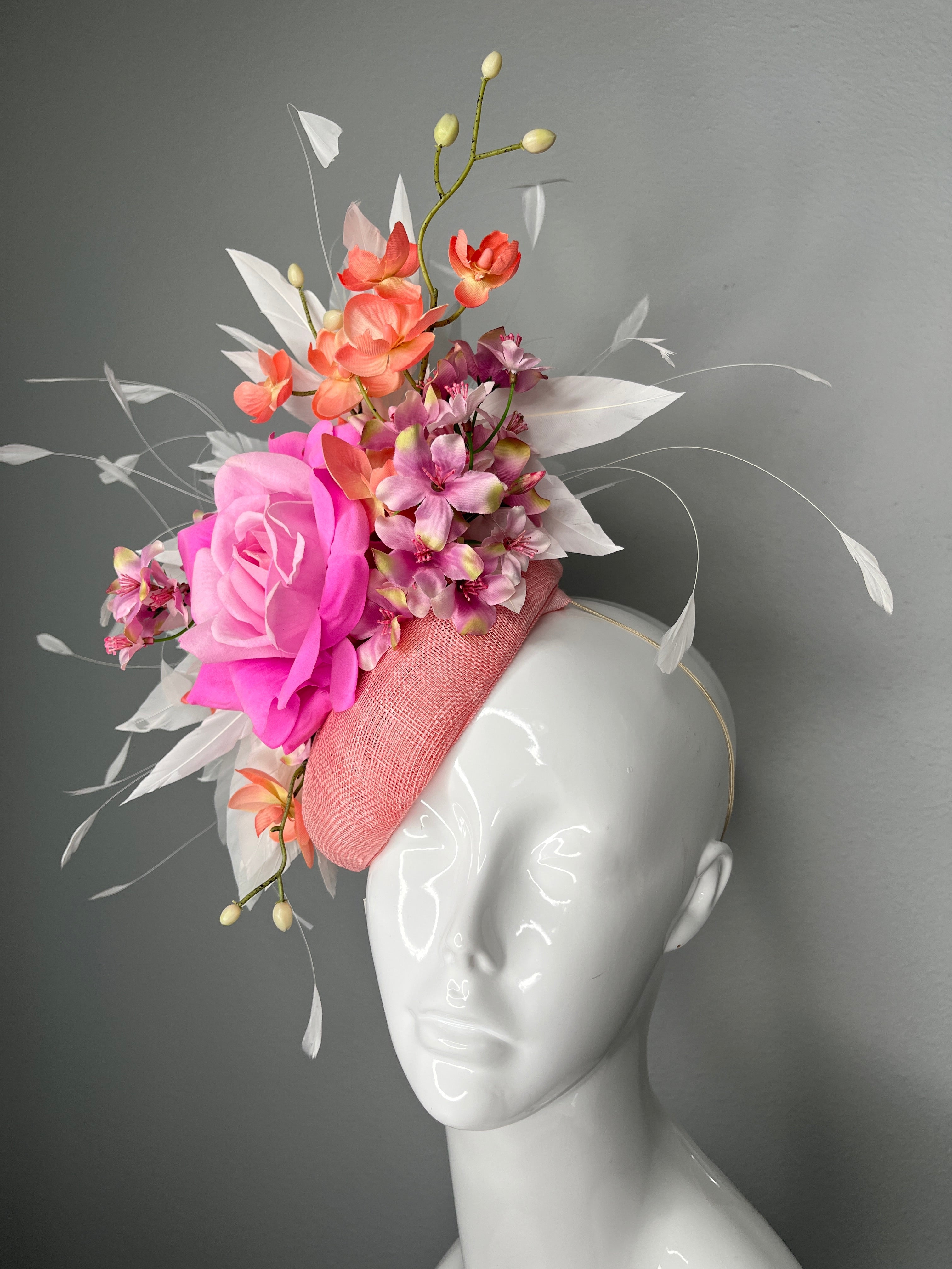 Kentucky Derby Fascinator Altrosa Sinamay mit Leuchtrosa Rose Coral Orchideen Weiße Federn und Blumen Couture Kopfstück