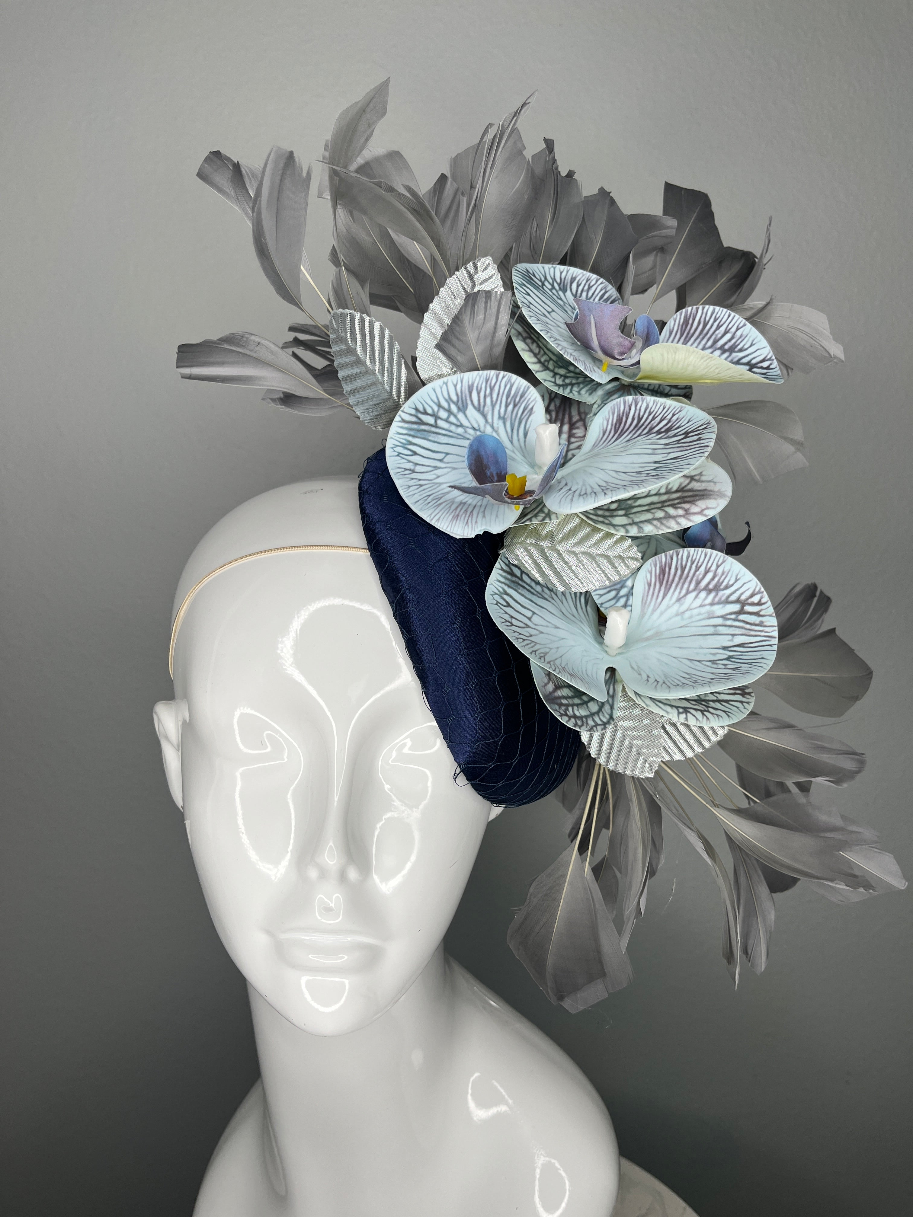 Kentucky Derby Fascinator-Hut Marineblau Blau Satin mit blauen Orchideen Silber lässt graue Feder Couture Kopfstück