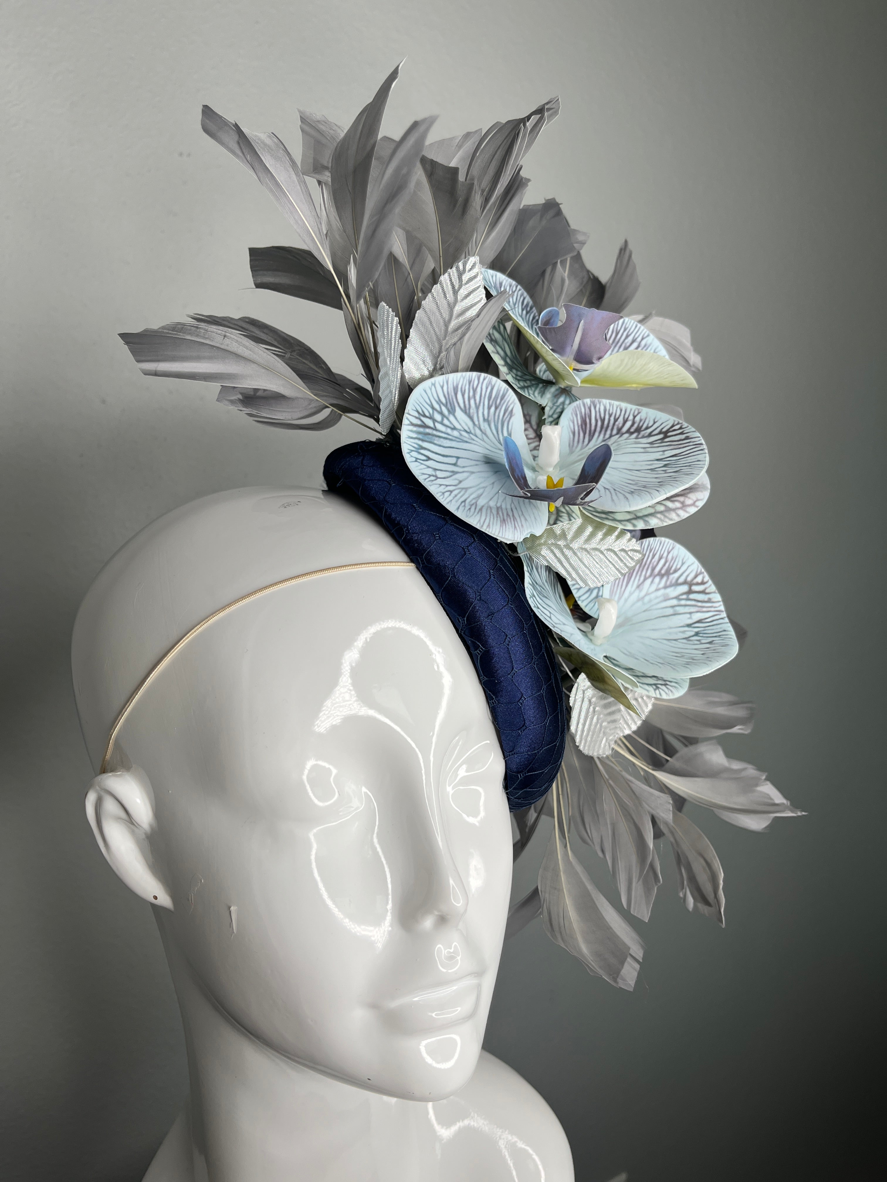Kentucky Derby Fascinator-Hut Marineblau Blau Satin mit blauen Orchideen Silber lässt graue Feder Couture Kopfstück