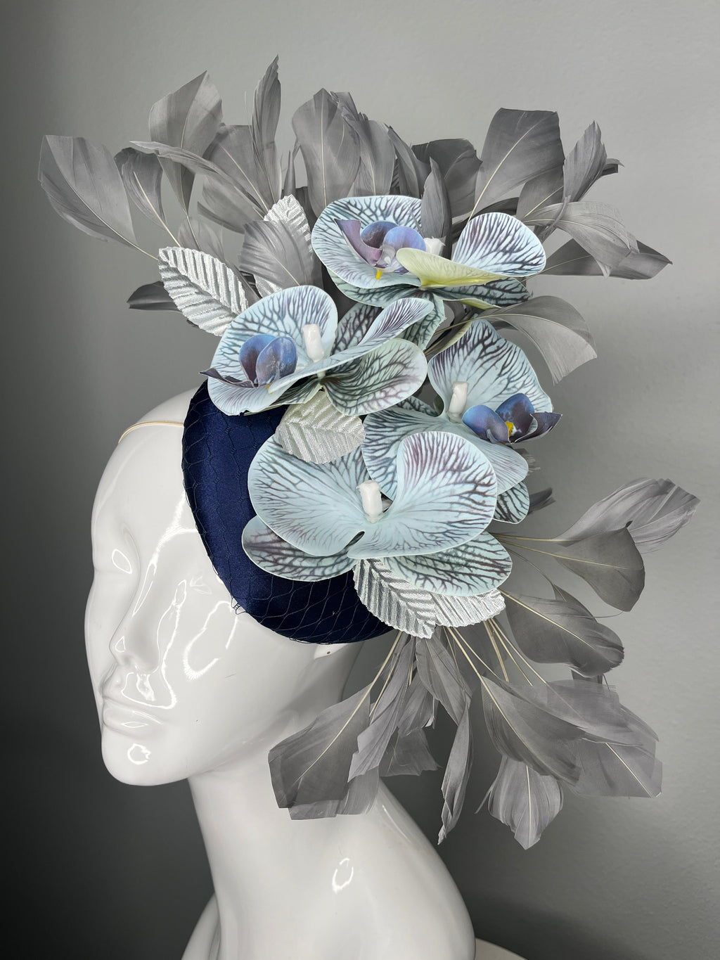 Kentucky Derby Fascinator-Hut Marineblau Blau Satin mit blauen Orchideen Silber lässt graue Feder Couture Kopfstück