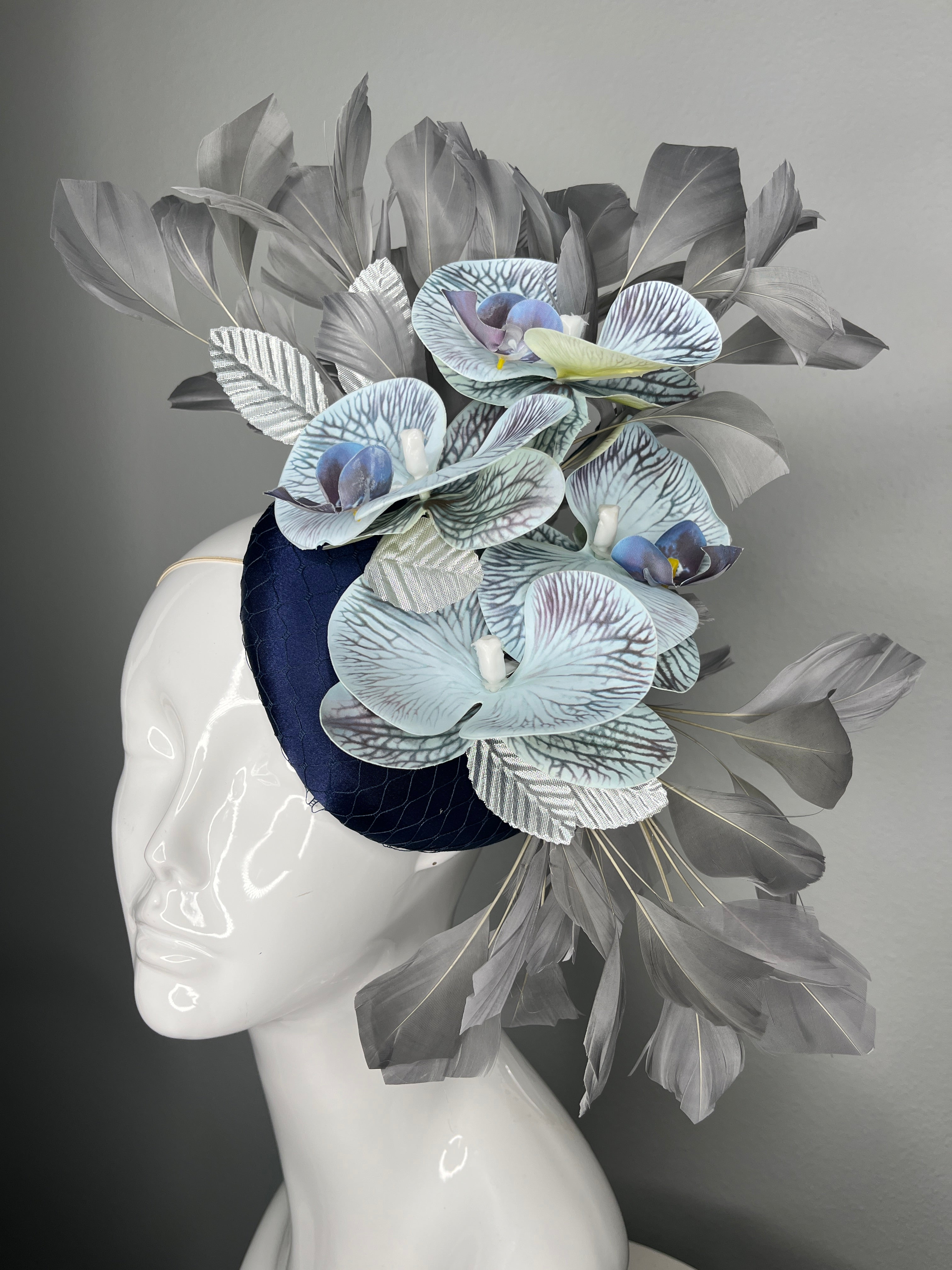 Kentucky Derby Fascinator-Hut Marineblau Blau Satin mit blauen Orchideen Silber lässt graue Feder Couture Kopfstück
