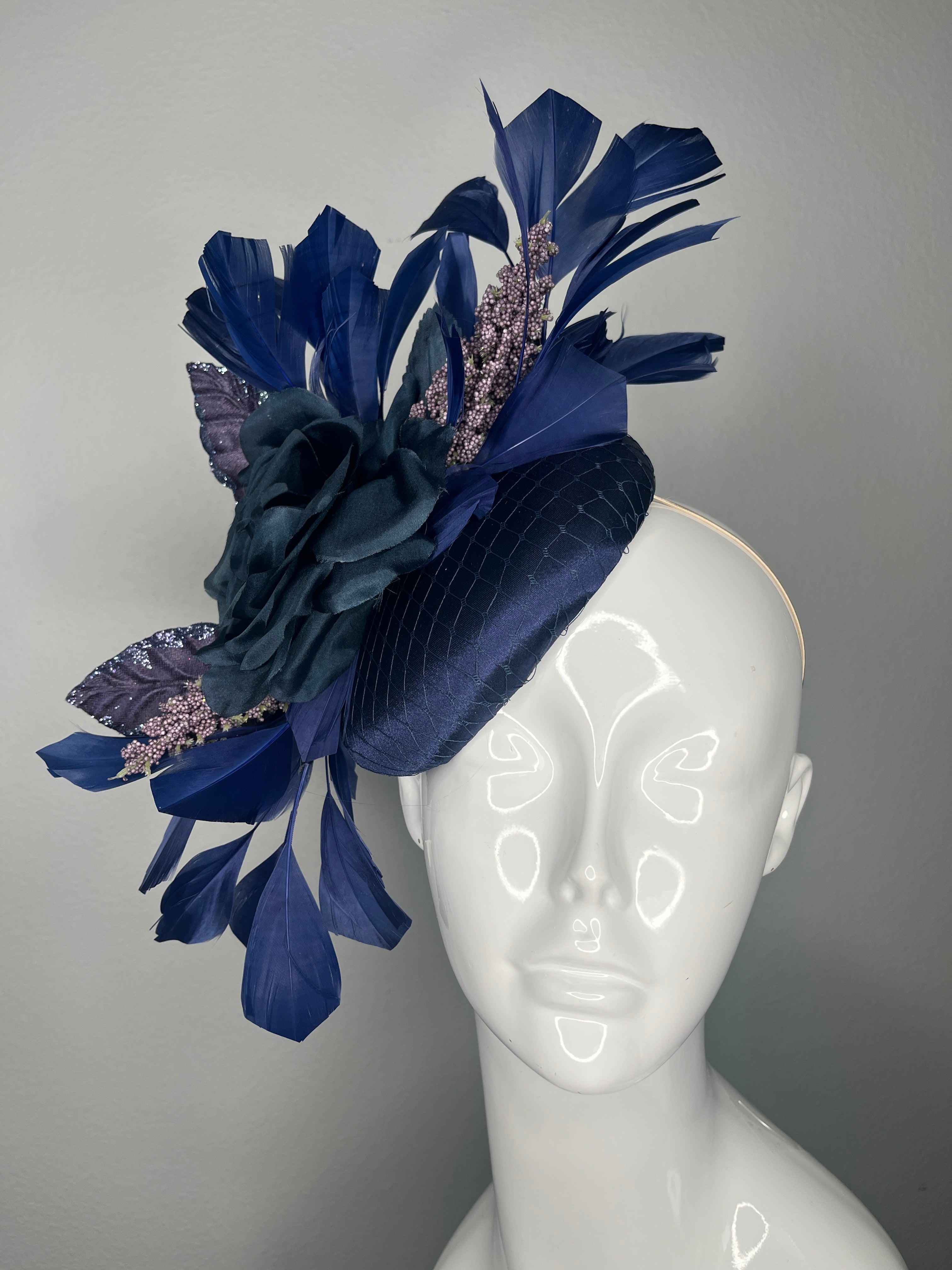 Marineblau Satin Fascinator Silk Blume Feder Spray Berry Akzente Derby Kopfstück