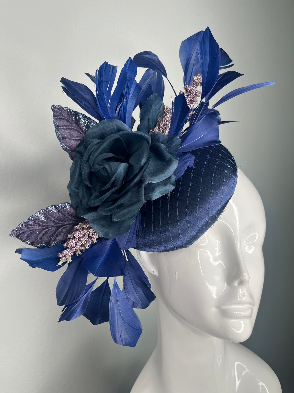 Marineblau Satin Fascinator Silk Blume Feder Spray Berry Akzente Derby Kopfstück