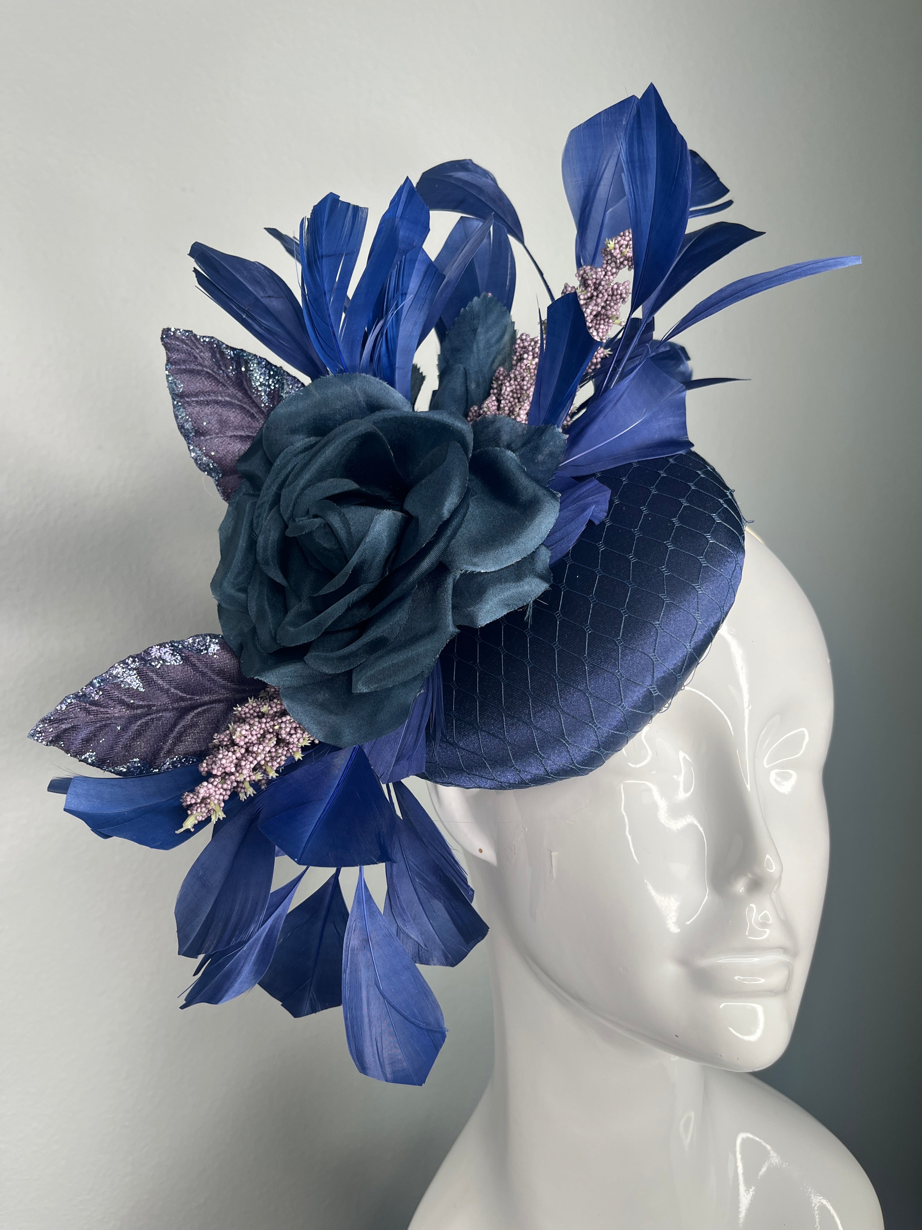 Marineblau Satin Fascinator Silk Blume Feder Spray Berry Akzente Derby Kopfstück