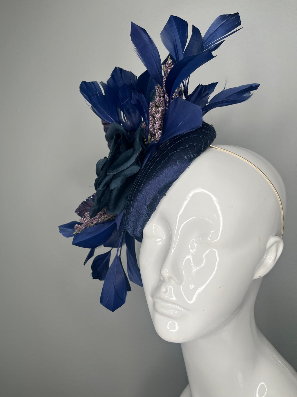Marineblau Satin Fascinator Silk Blume Feder Spray Berry Akzente Derby Kopfstück