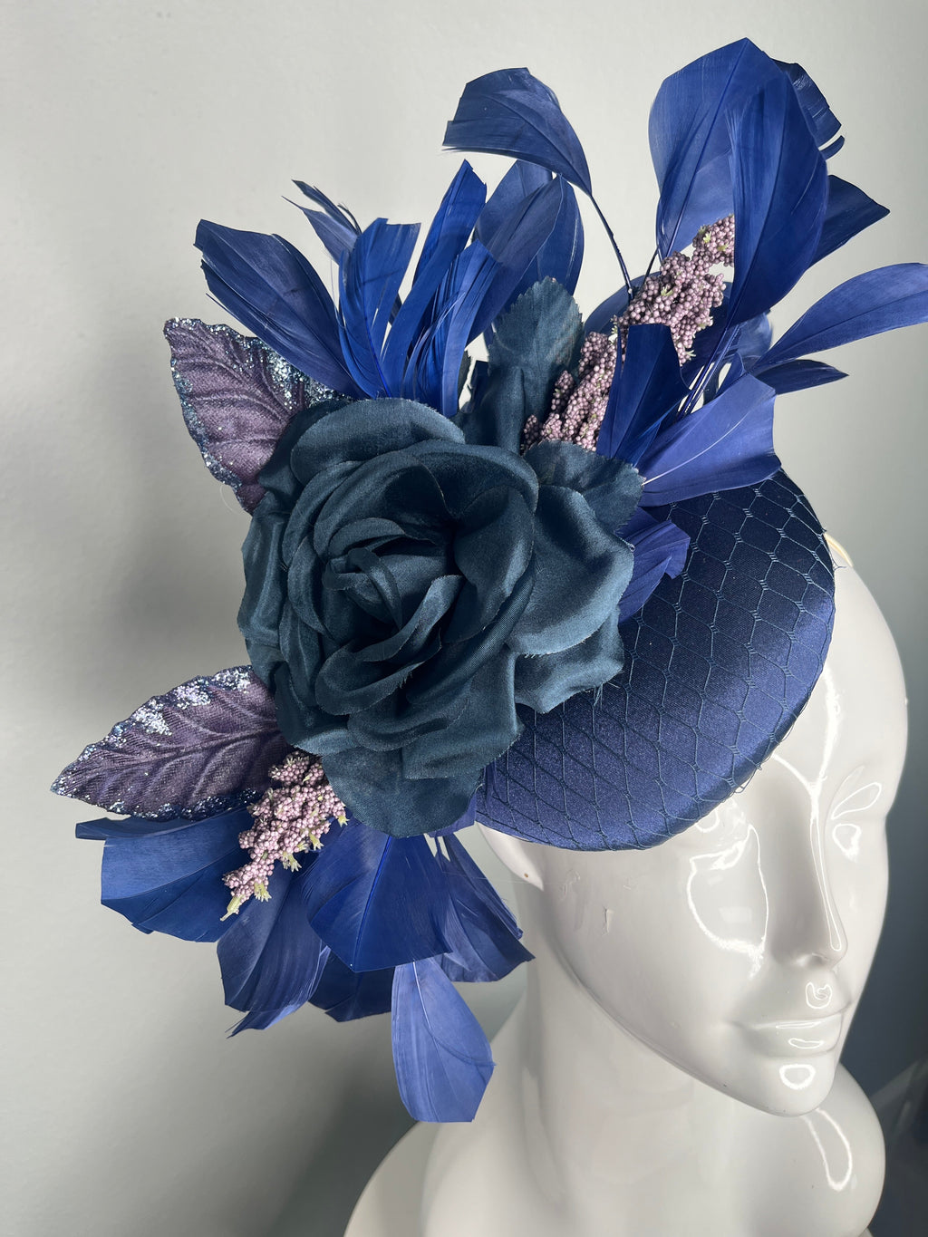 Marineblau Satin Fascinator Silk Blume Feder Spray Berry Akzente Derby Kopfstück