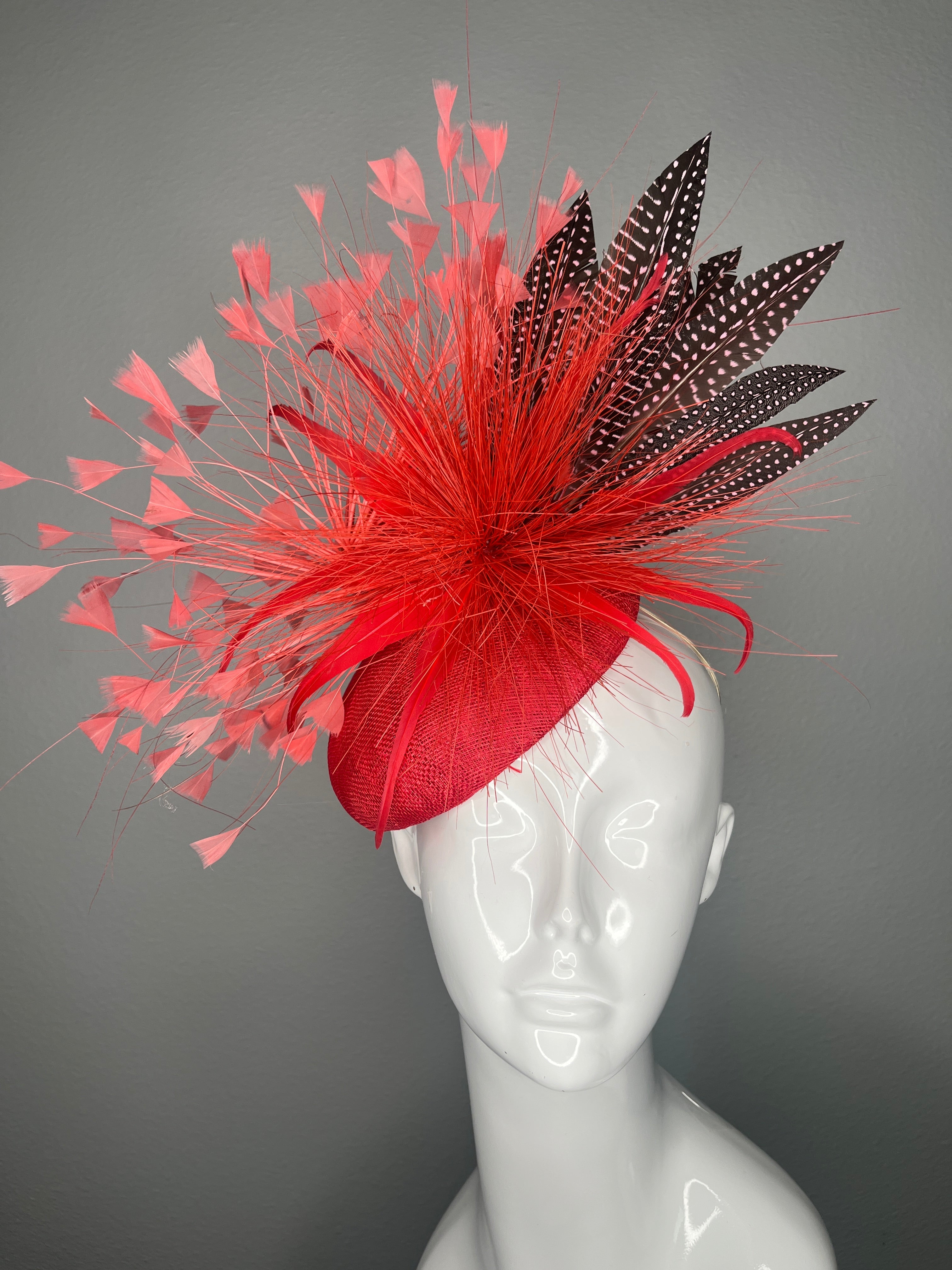 Rot Sinamay Fascinator mit Feuerwerk Feder Burst Polka Dot Federn Coral Sprays Kentucky Derby Breeders Cup Royal Ascot Hat