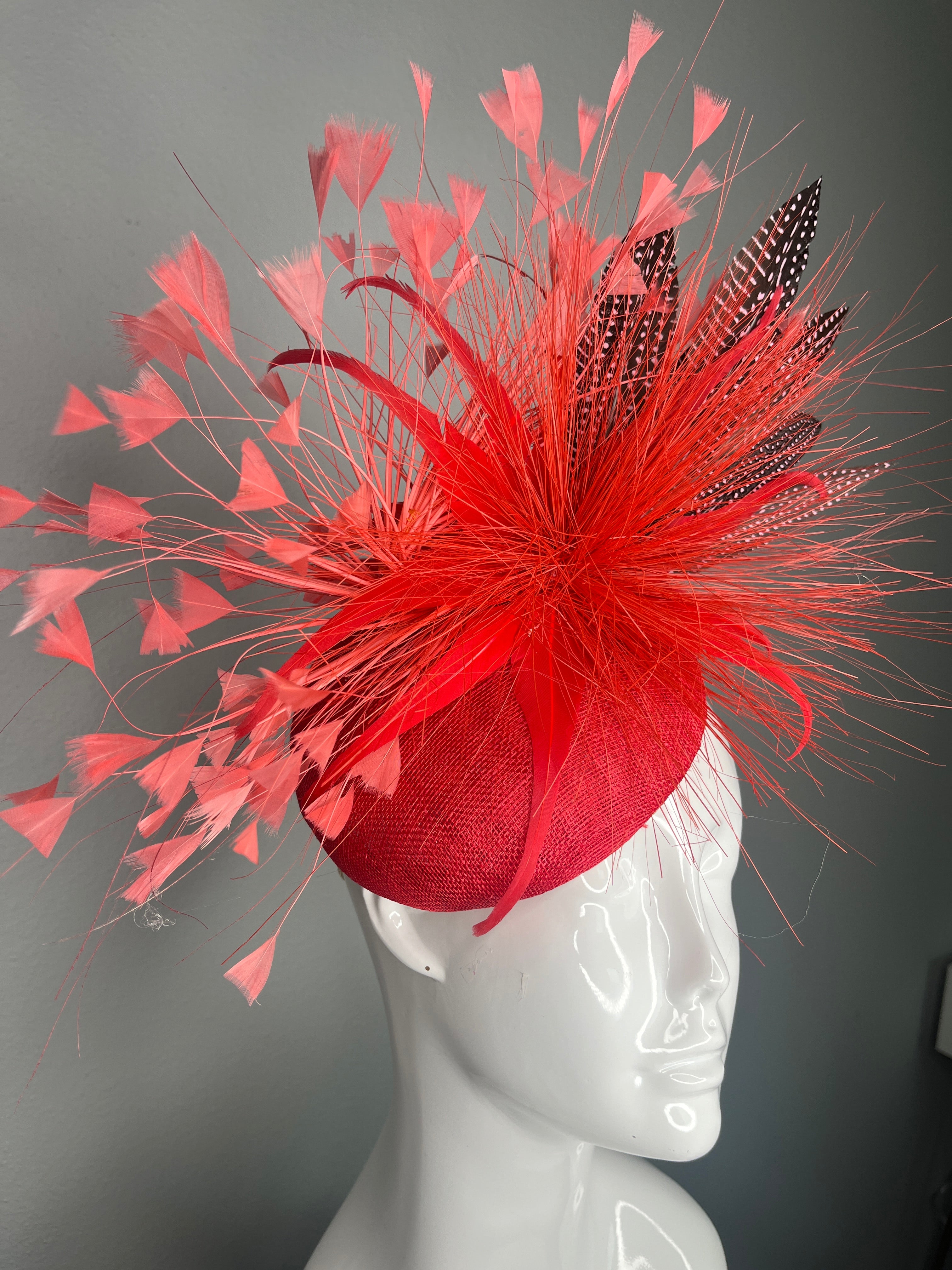 Rot Sinamay Fascinator mit Feuerwerk Feder Burst Polka Dot Federn Coral Sprays Kentucky Derby Breeders Cup Royal Ascot Hat